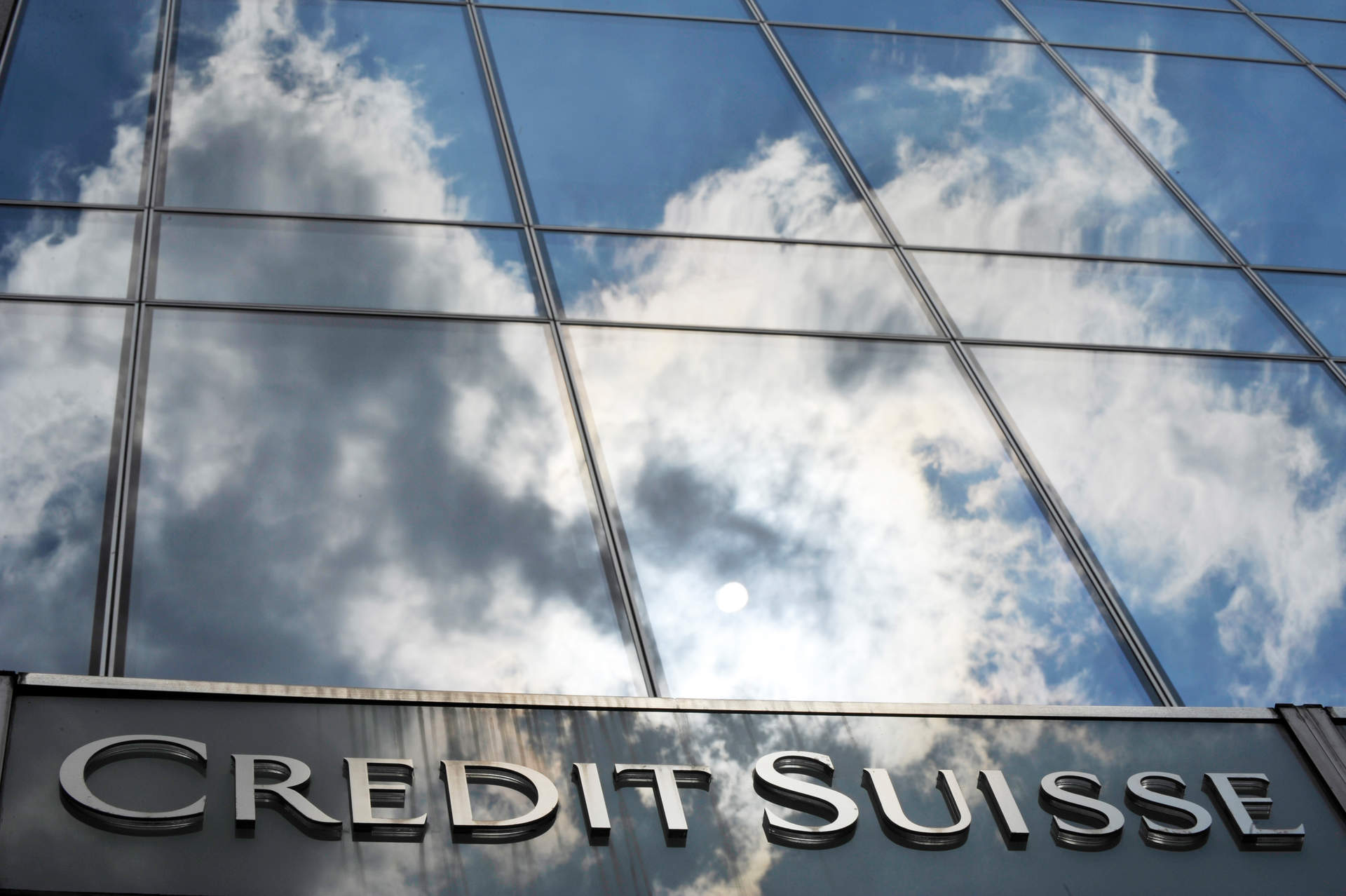 Credit Suisse aumenta el precio objetivo de Santander y BBVA, pero lo rebaja para CaixaBank