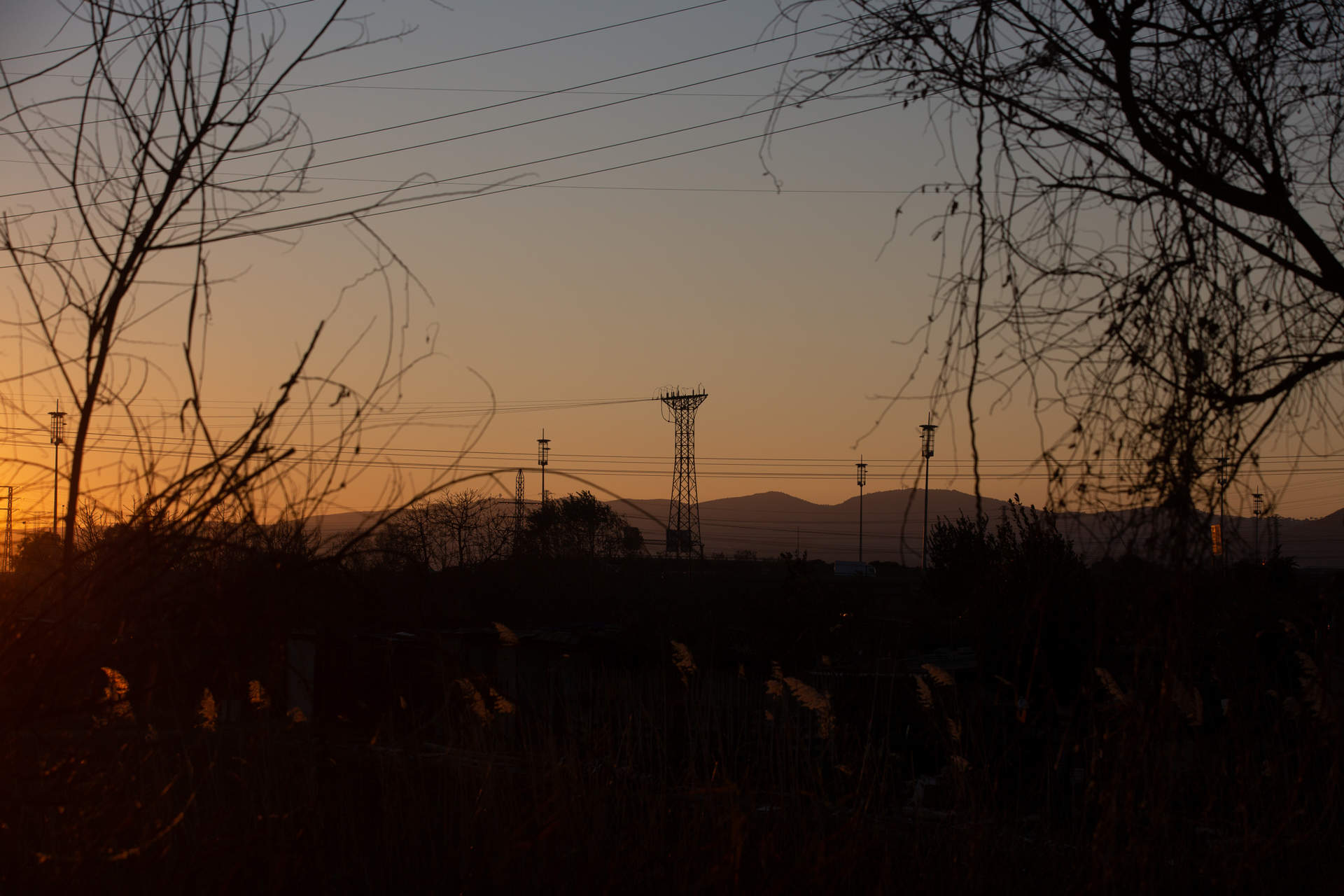 El precio de la luz bajará este lunes hasta los 93,36 euros/MWh, el más bajo de diciembre