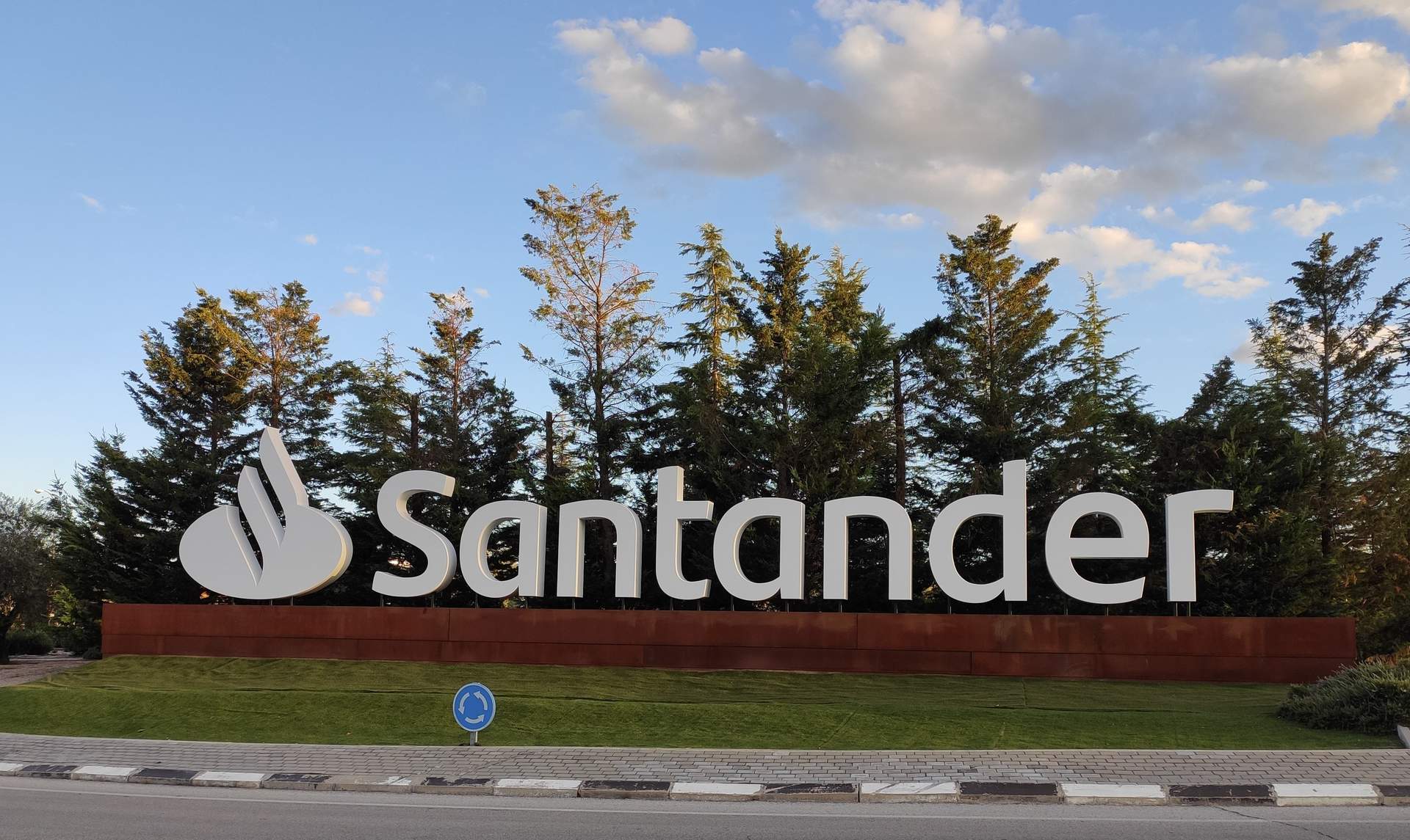Santander recompra 21,8 millones de acciones por 81,7 millones en la primera semana de su plan de recompra