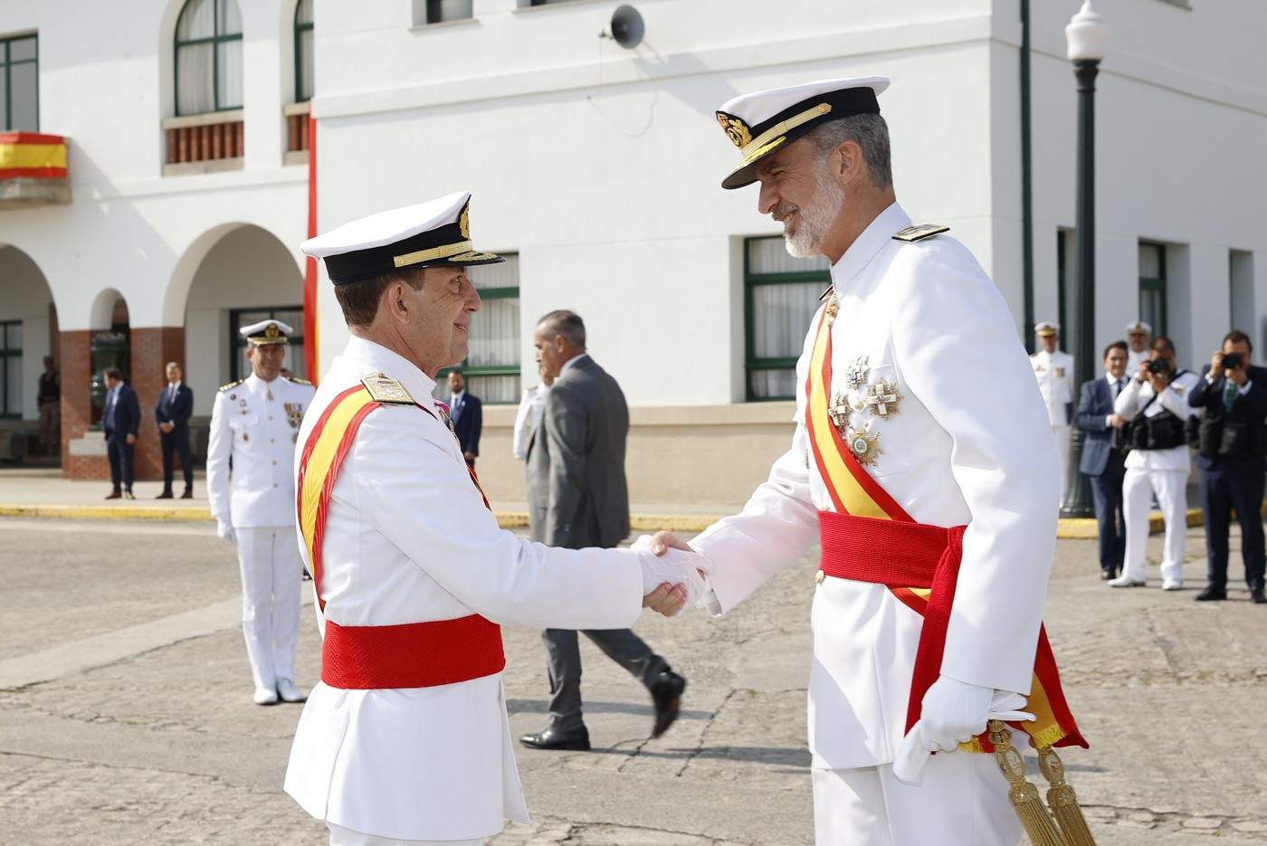 El AJEMA Antonio Martorell recibe al rey en la Escuela Naval Militar, de Marín.