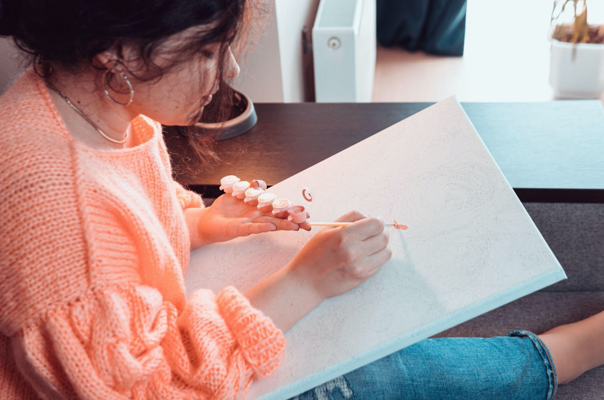 La pintura de diamantes con el concepto de terapia de arte de primer plano  de la pluma diseñar un mosaico de diamantes mejora la salud mental de una  mujer calma y ayuda