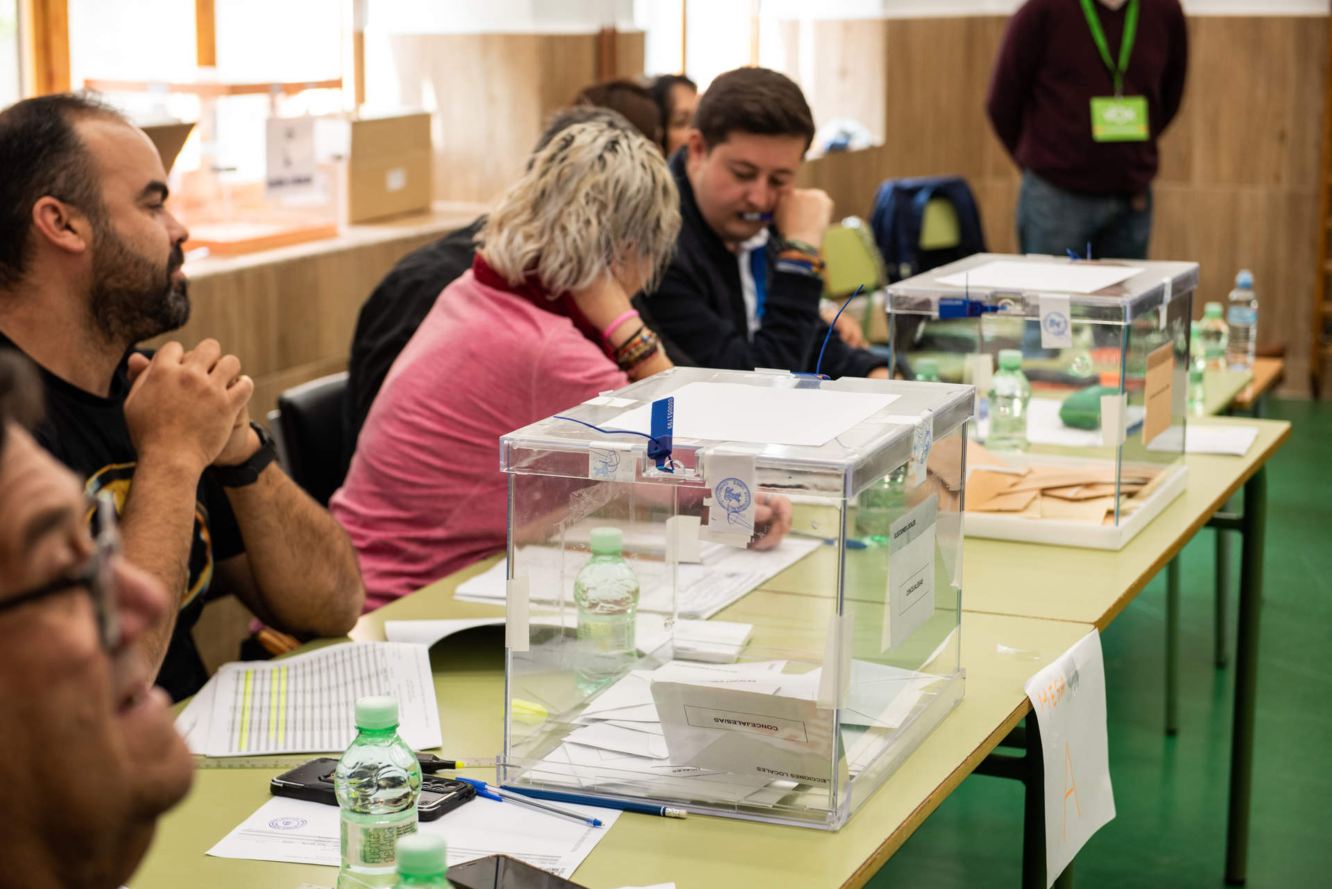 La ausencia de miembros y de papeletas retrasan las votaciones en cuatro colegios electorales de Cádiz