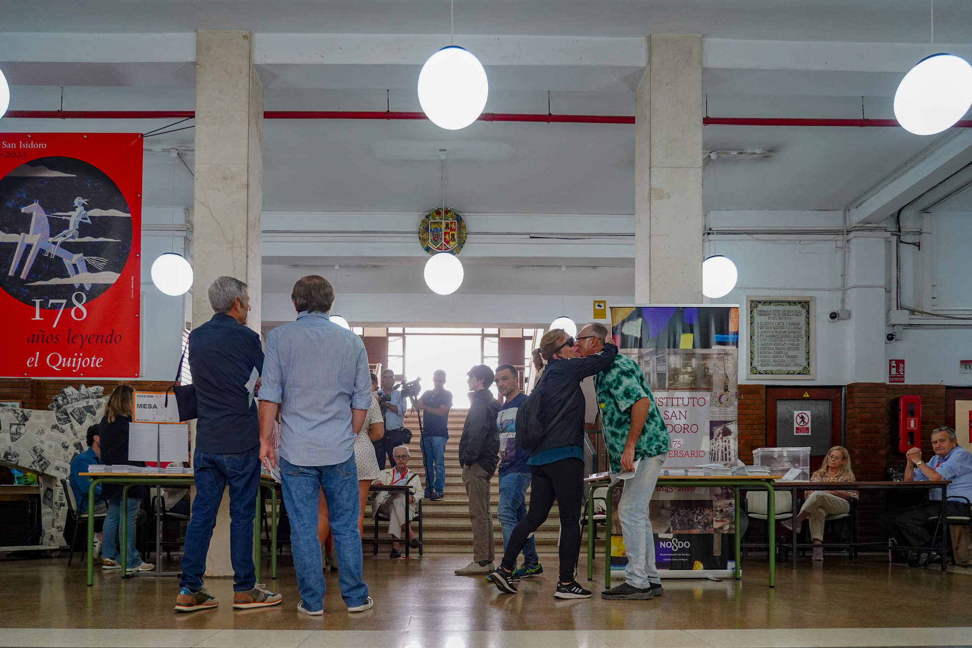 Dos votantes de Aguilar (Córdoba) introducen doble papeleta en las urnas, que han sido precintadas y retiradas