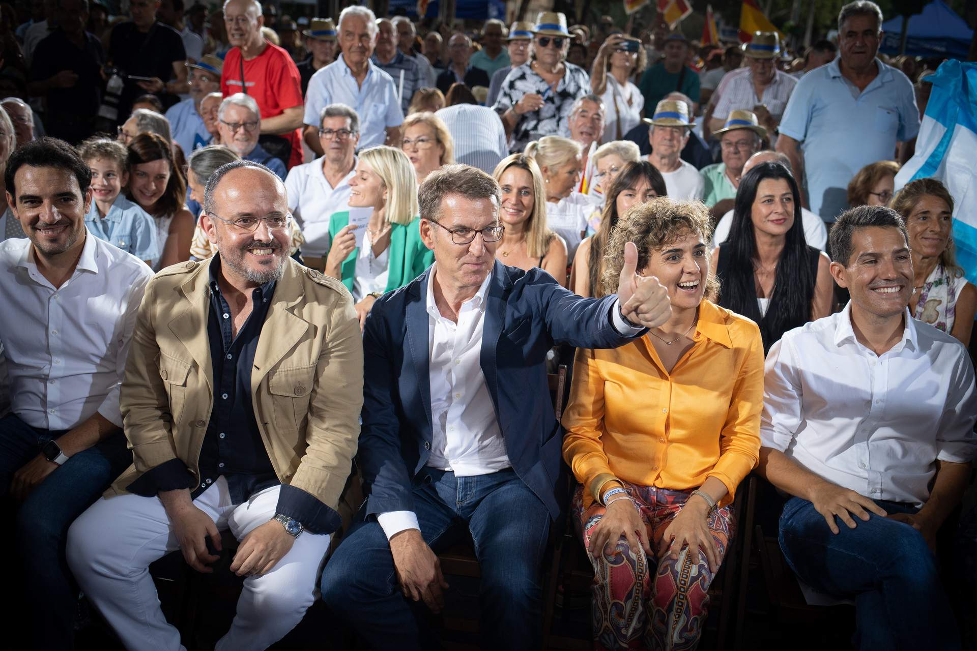 El líder del PP, Alberto Núñez Feijóo, arranca la campaña electoral en Castelldefels (Barcelona), junto al presidente del PPC, Alejandro Fernández, y el alcalde de la ciudad, Manu Reyes.