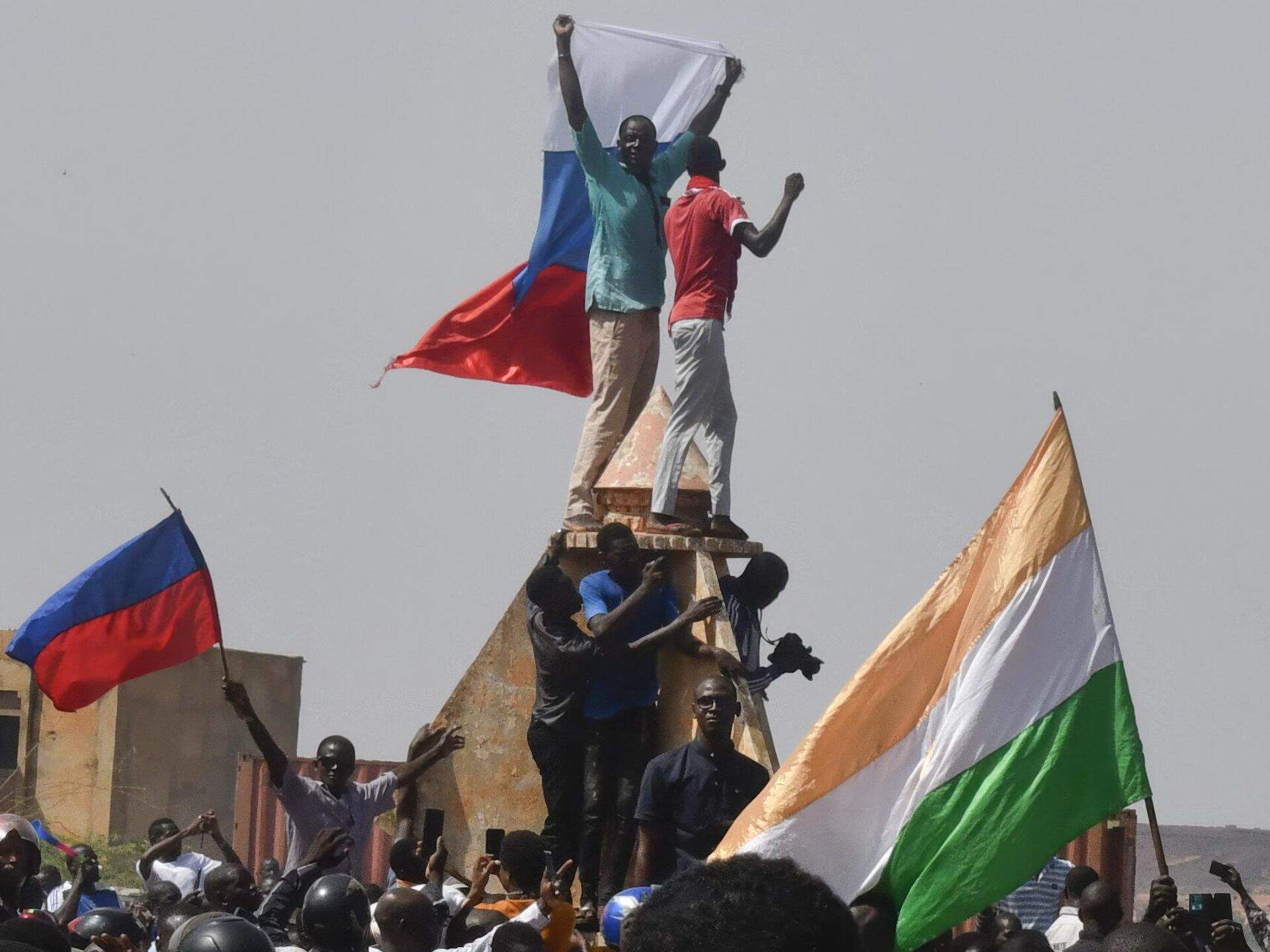 Nigerinos con banderas de Rusia (vía sputniknews.lat)