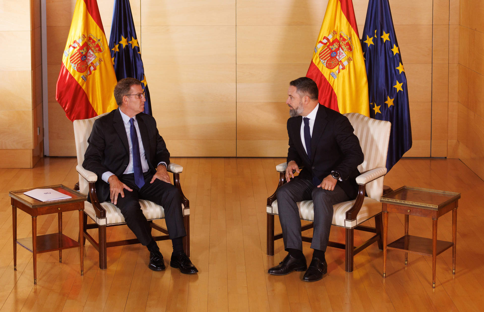 El lider del PP, Alberto Núñez Feijóo (i) y el líder de VOX, Santiago Abascal (d), durante una reunión en el Congreso de los Diputados, a 5 de septiembre de 2023, en Madrid.