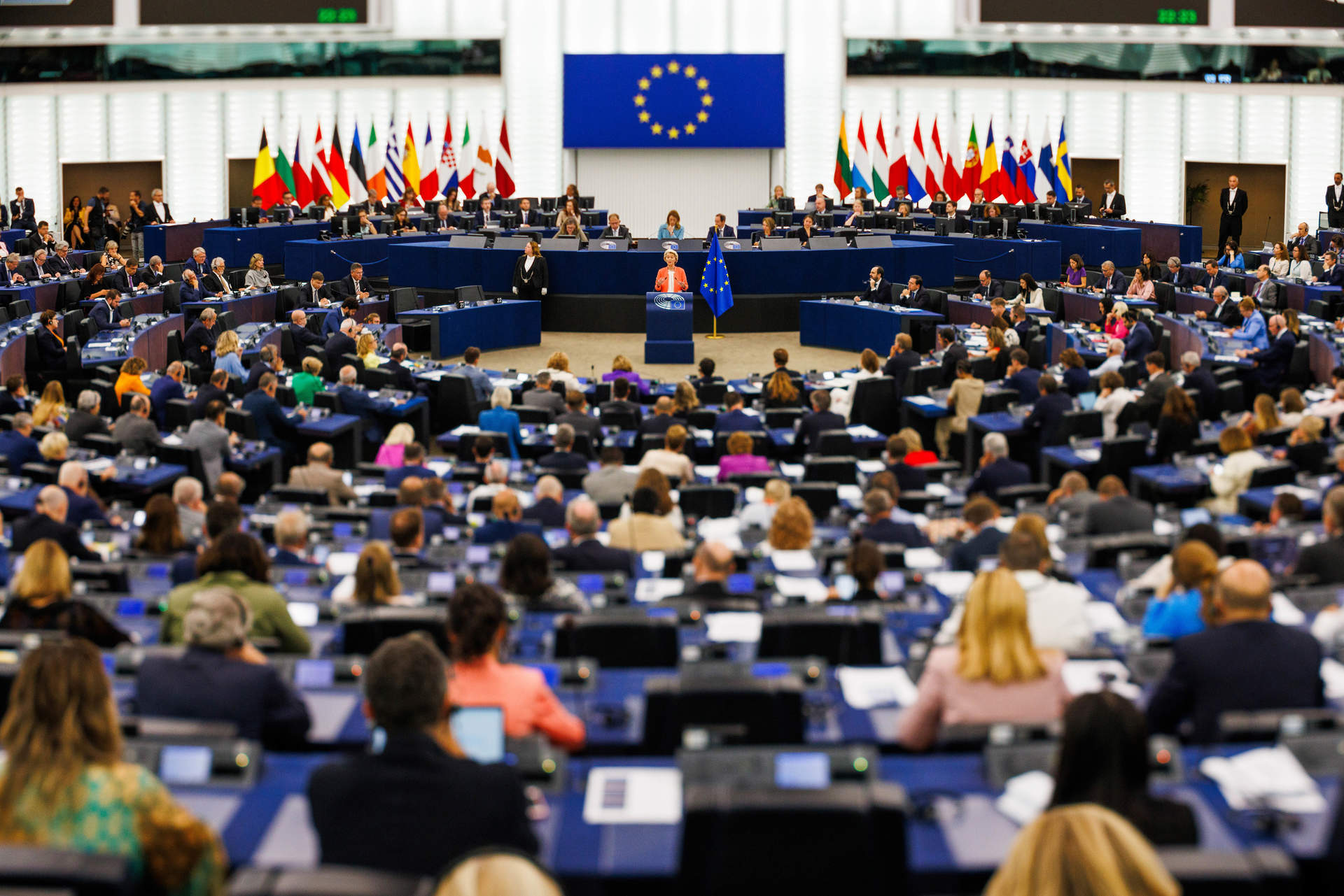 La presidenta de la Comisión Europea, Ursula Von der Leyen, pronuncia el Discurso sobre el Estado de la UE ante la Eurocámara en presencia del ministro de Exteriores en funciones, José Manuel Albares.
