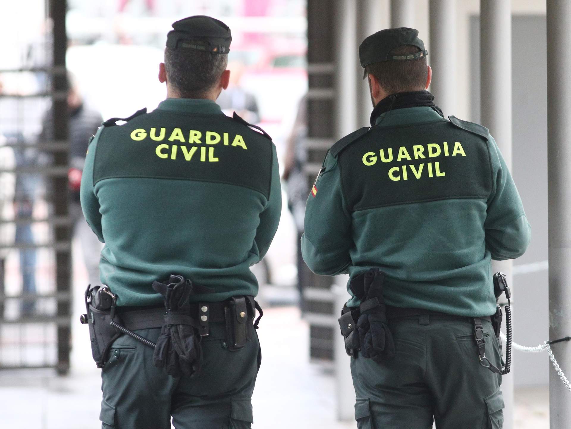 Dos agentes de la Guardia Civil.