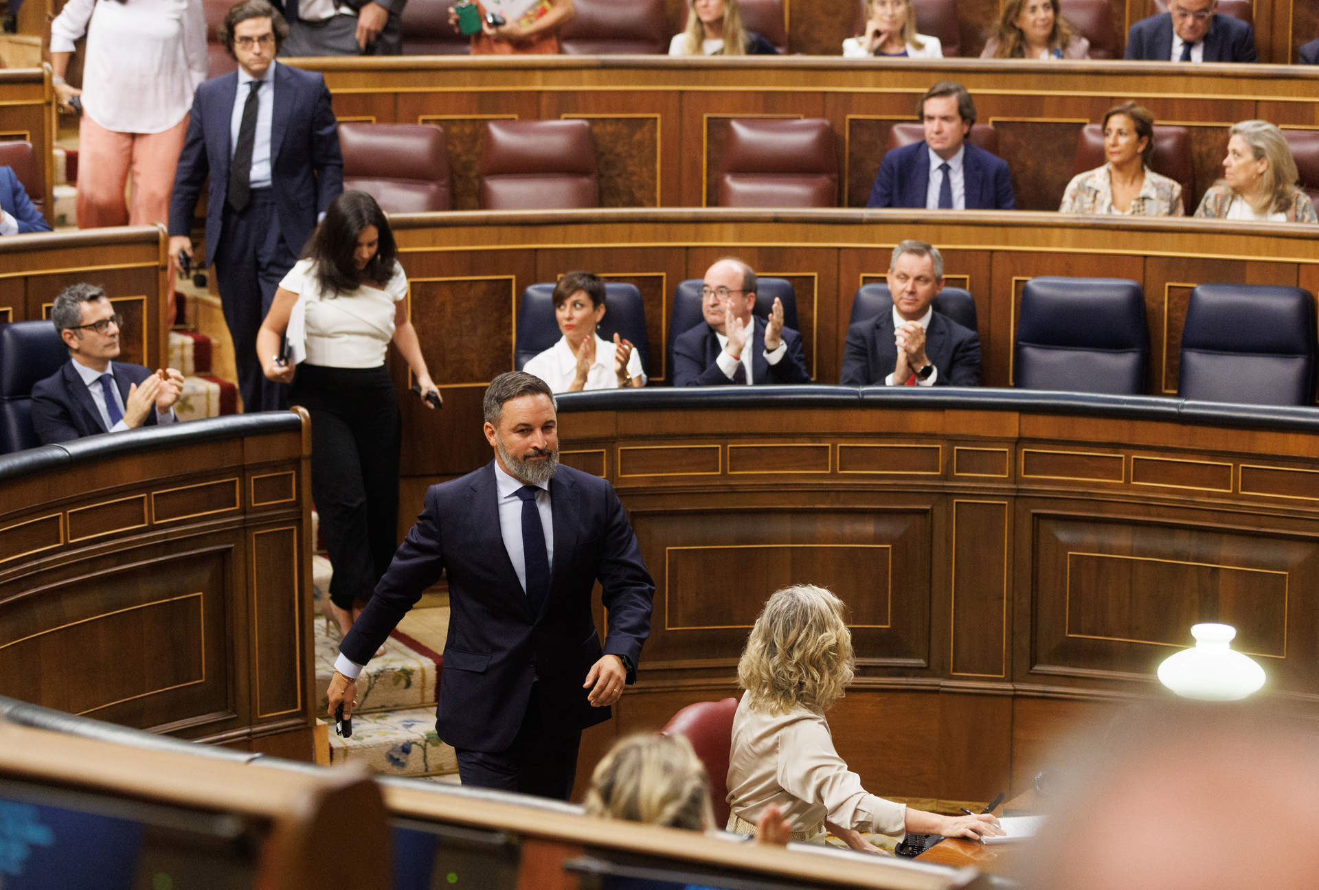 El líder de VOX, Santiago Abascal, abandona la sesión plenaria en la se aprueba el uso de las lenguas cooficiales en el Congreso de los Diputados, a 19 de septiembre de 2023, en Madrid.
