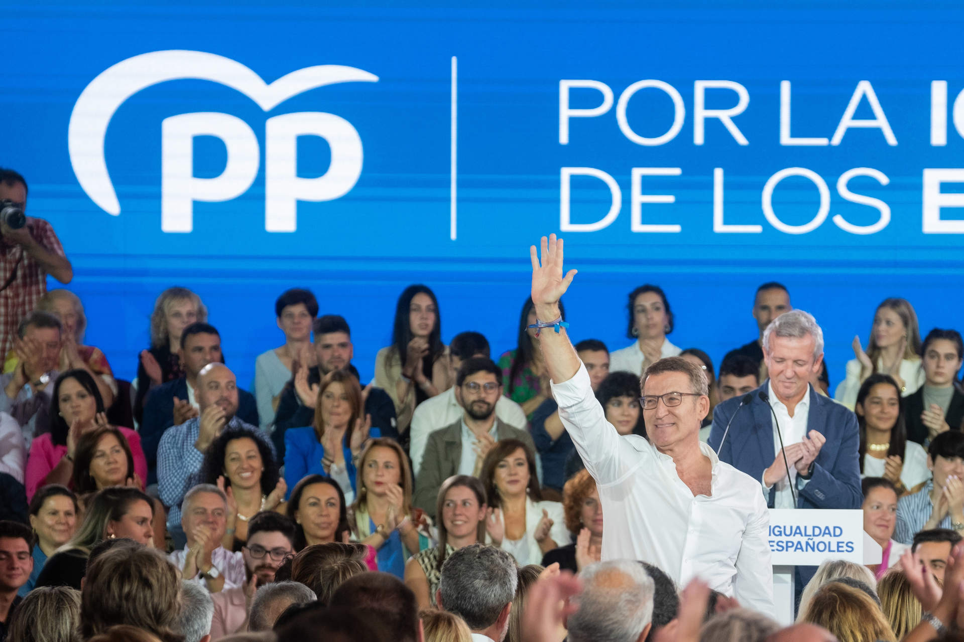 El presidente del Partido Popular y candidato a la presidencia del Gobierno, Alberto Nuñez Feijóo, saluda a los asistentes en un mitin, en el Multiusos Fontes do Sar, a 17 de septiembre de 2023, en Santiago de Compostela, A Coruña, Galicia.