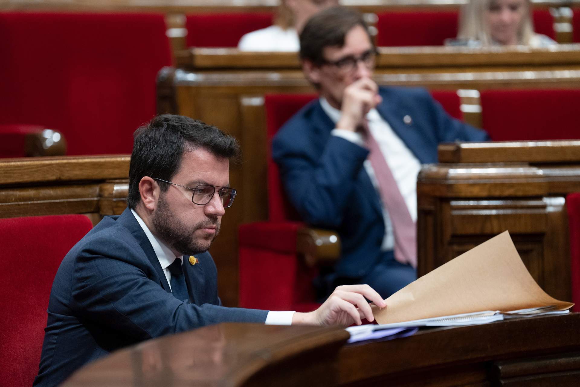El Parlamento catalán avala condicionar la investidura de Sánchez al referéndum con el 'sí' de ERC y Junts