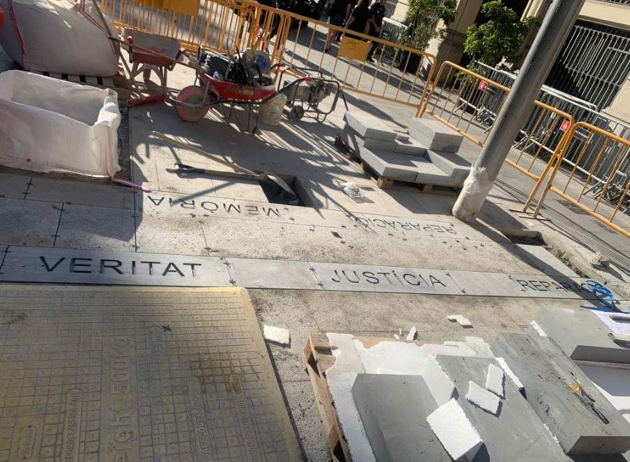 SUP denuncia las baldosas con lemas ofensivos de 'justicia y reparación' frente a Jefatura de Vía Layetana en Barcelona