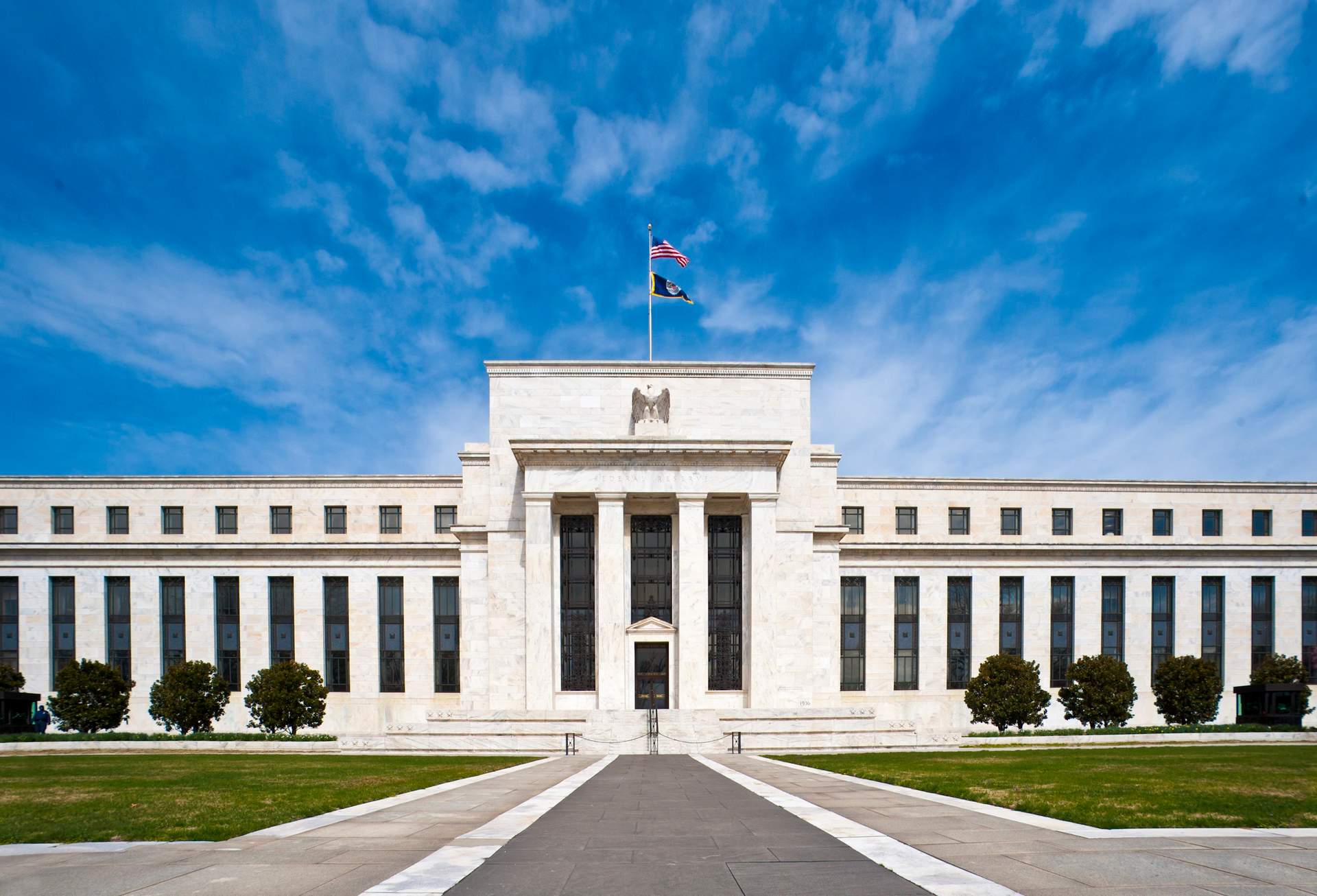 La Fed apunta a subidas de tipos adicionales, aunque los riesgos de excederse o quedarse cortos convergen