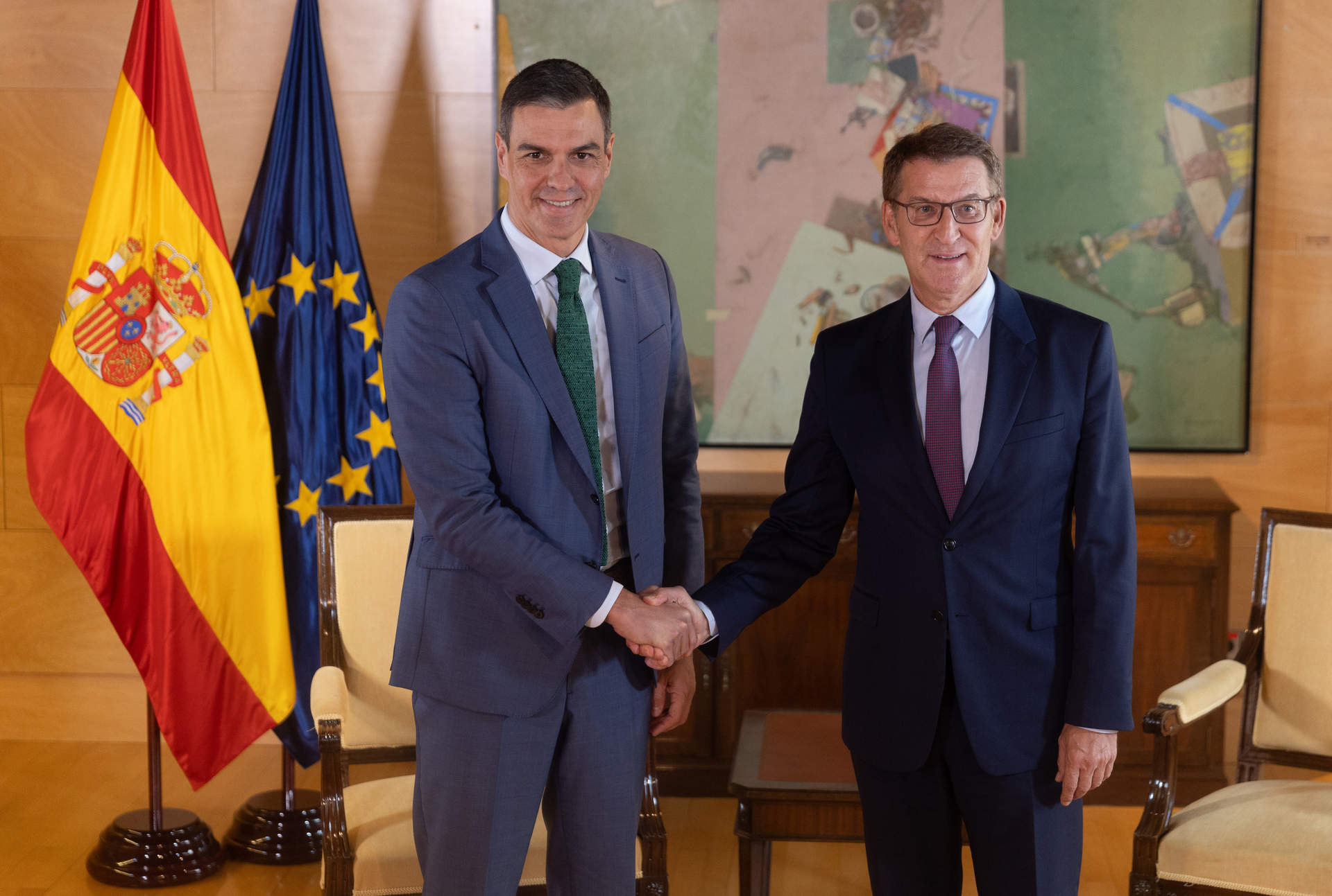 A la izquierda, el secretario general del PSOE y presidente del Gobierno en funciones, Pedro Sánchez, se reúne con el líder del Partido Popular, Alberto Núñez Feijóo.