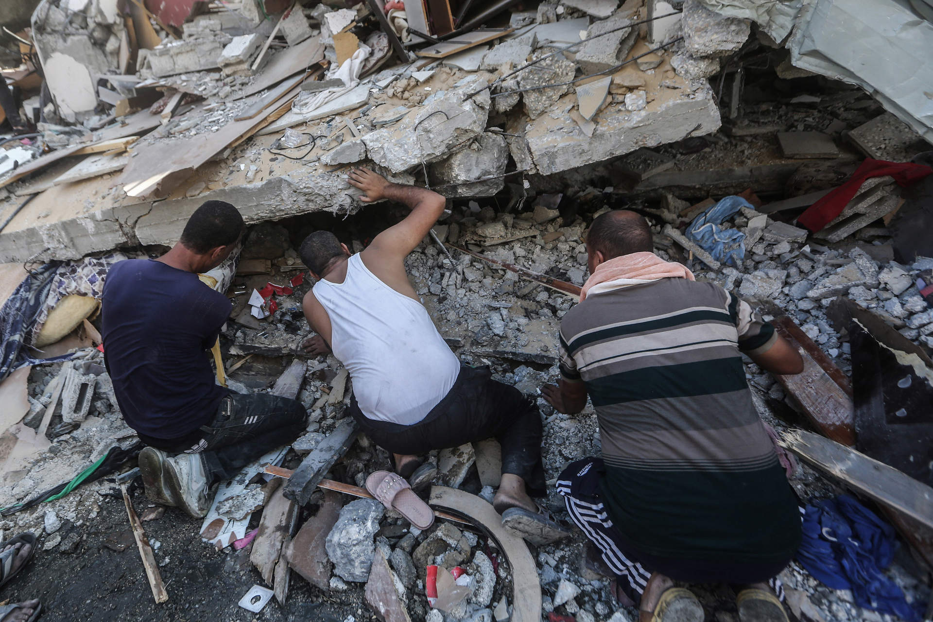 Buscando víctimas en Gaza tras los bombardeos israelíes.