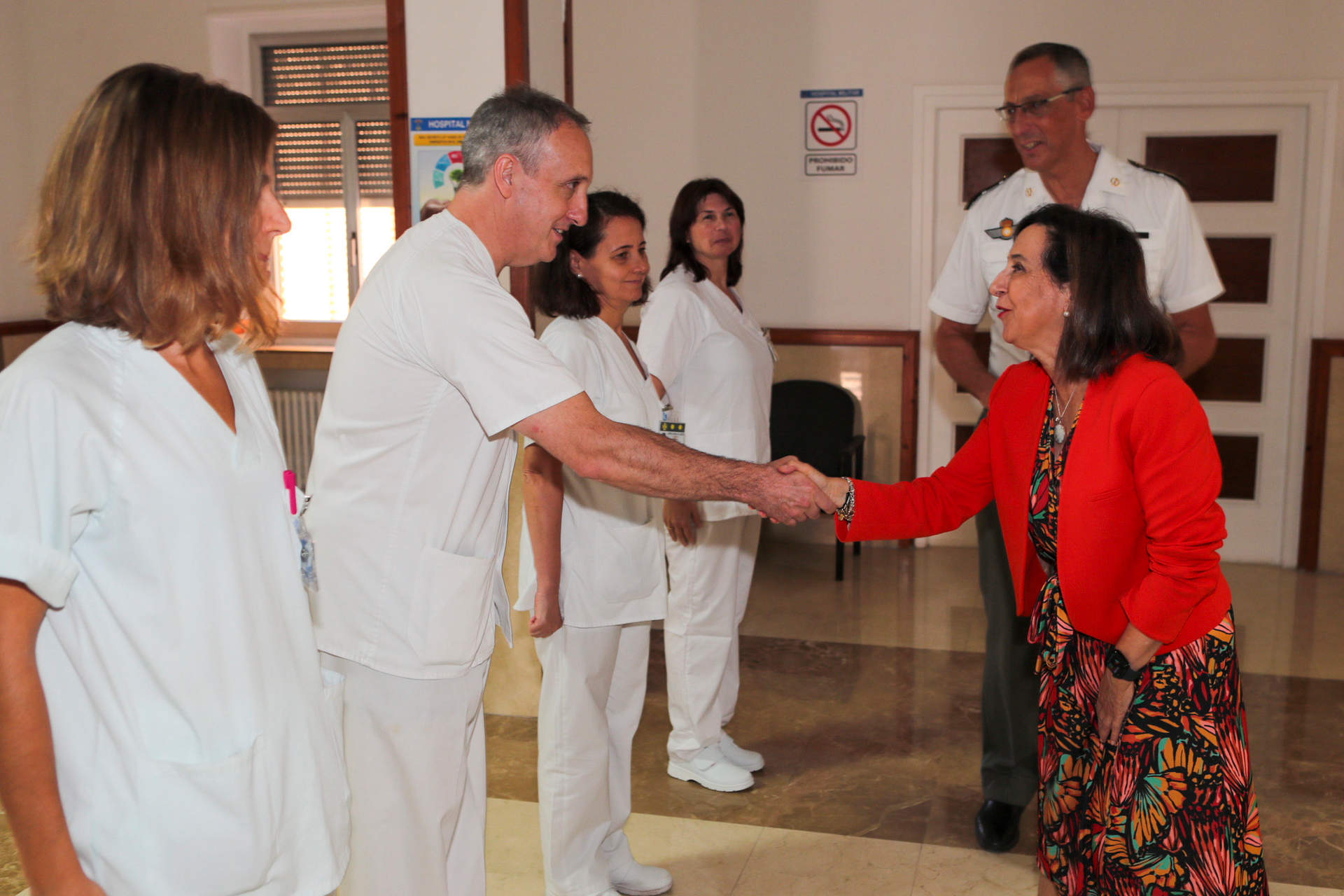 Una visita anterior de Margarita Robles al hospital de Zaragoza (Foto: Iñaki Gómez / MDE).