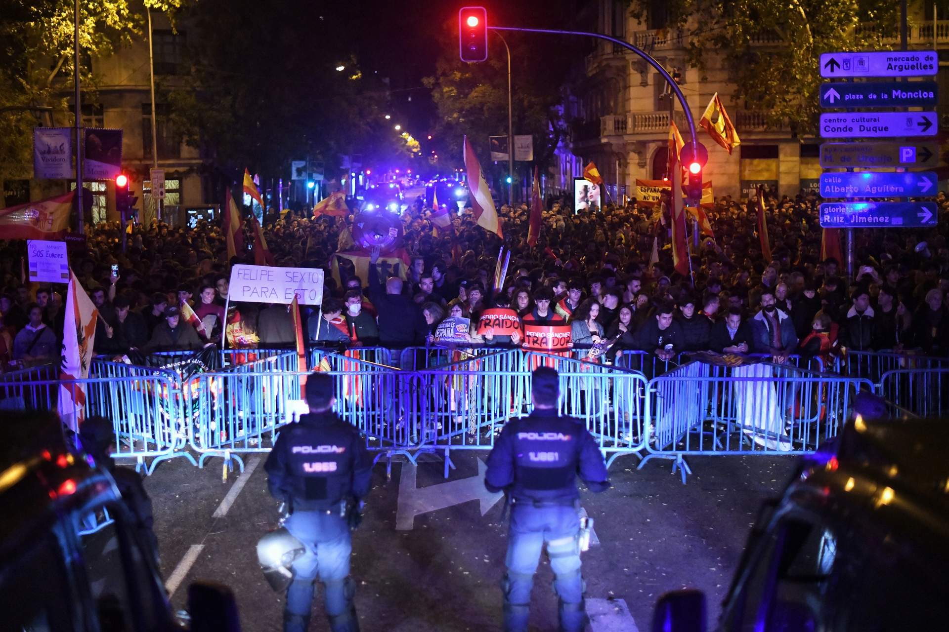 Miles de personas durante una manifestación del PP contra la amnistía frente a la sede del PSOE en Ferraz, a 12 de noviembre de 2023, en Madrid (España).
