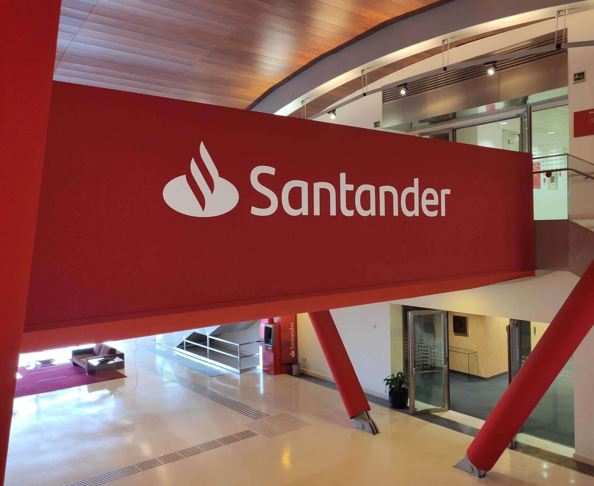 Santander lanza dos emisiones de 'CoCos' en dólares