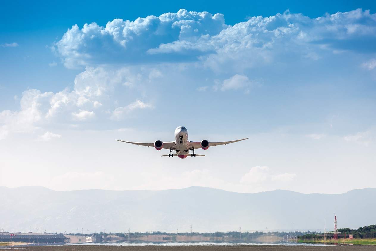 La UE reabrirá el debate de los impuestos a las emisiones de la aviación en la COP28