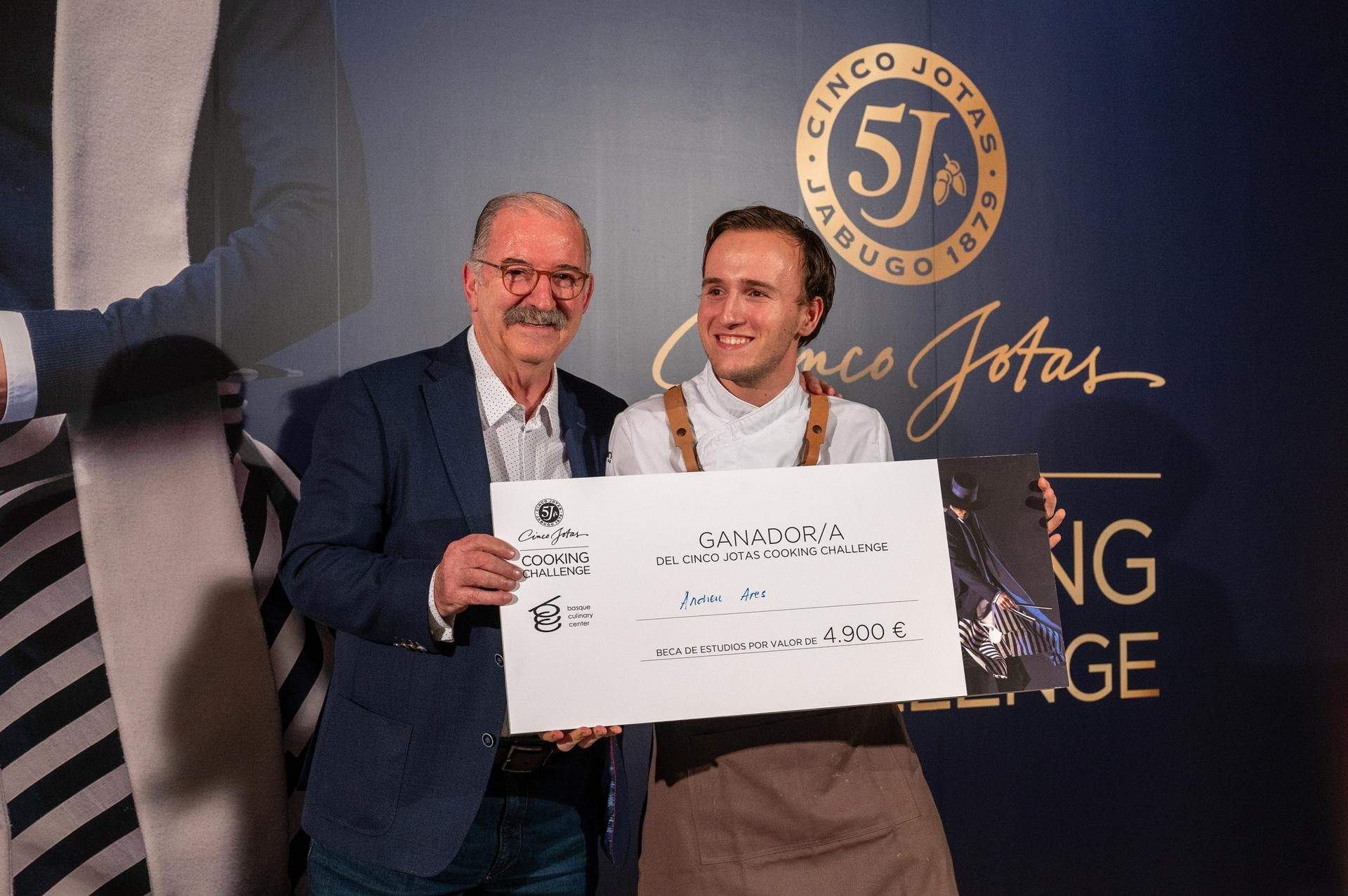 El joven cocinero Andreu Ares, ganador de la cuarta edición del Cinco Jotas Cooking Challenge