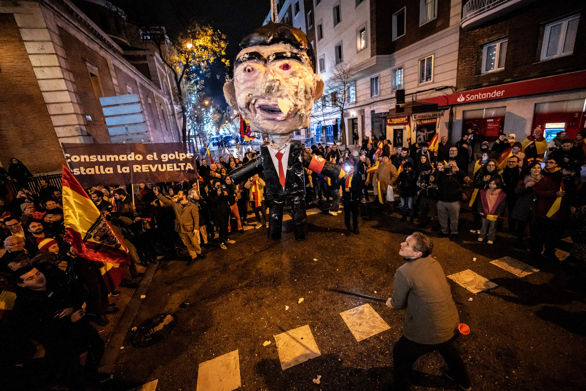El gobierno madrileño pide que se condenen también los ataques a imágenes de Ayuso