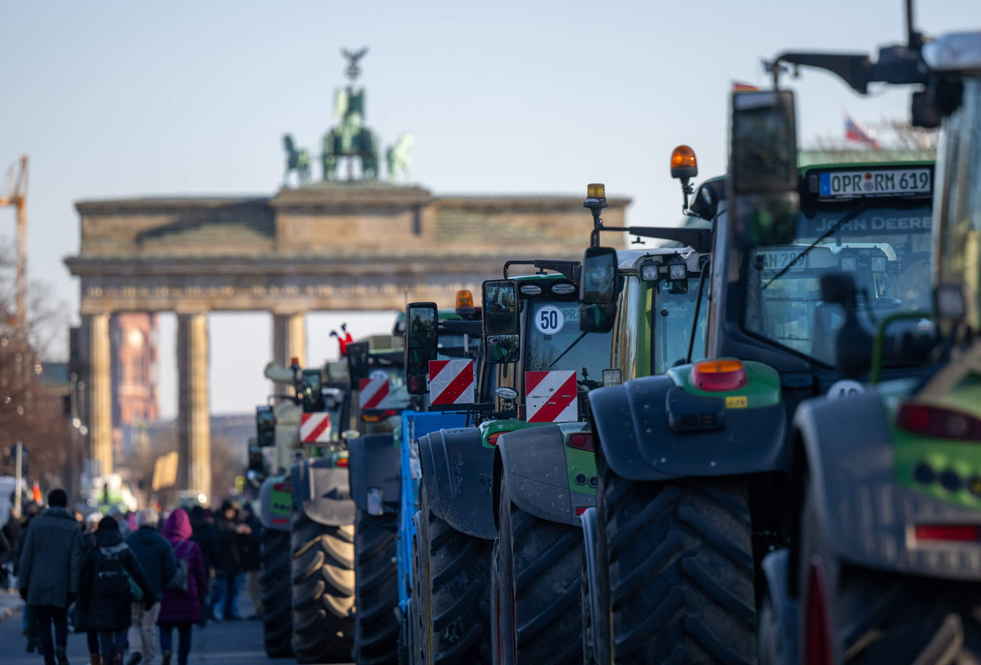 Agricultores alemanes bloquean las carreteras del país en protesta por el recorte de subsidios