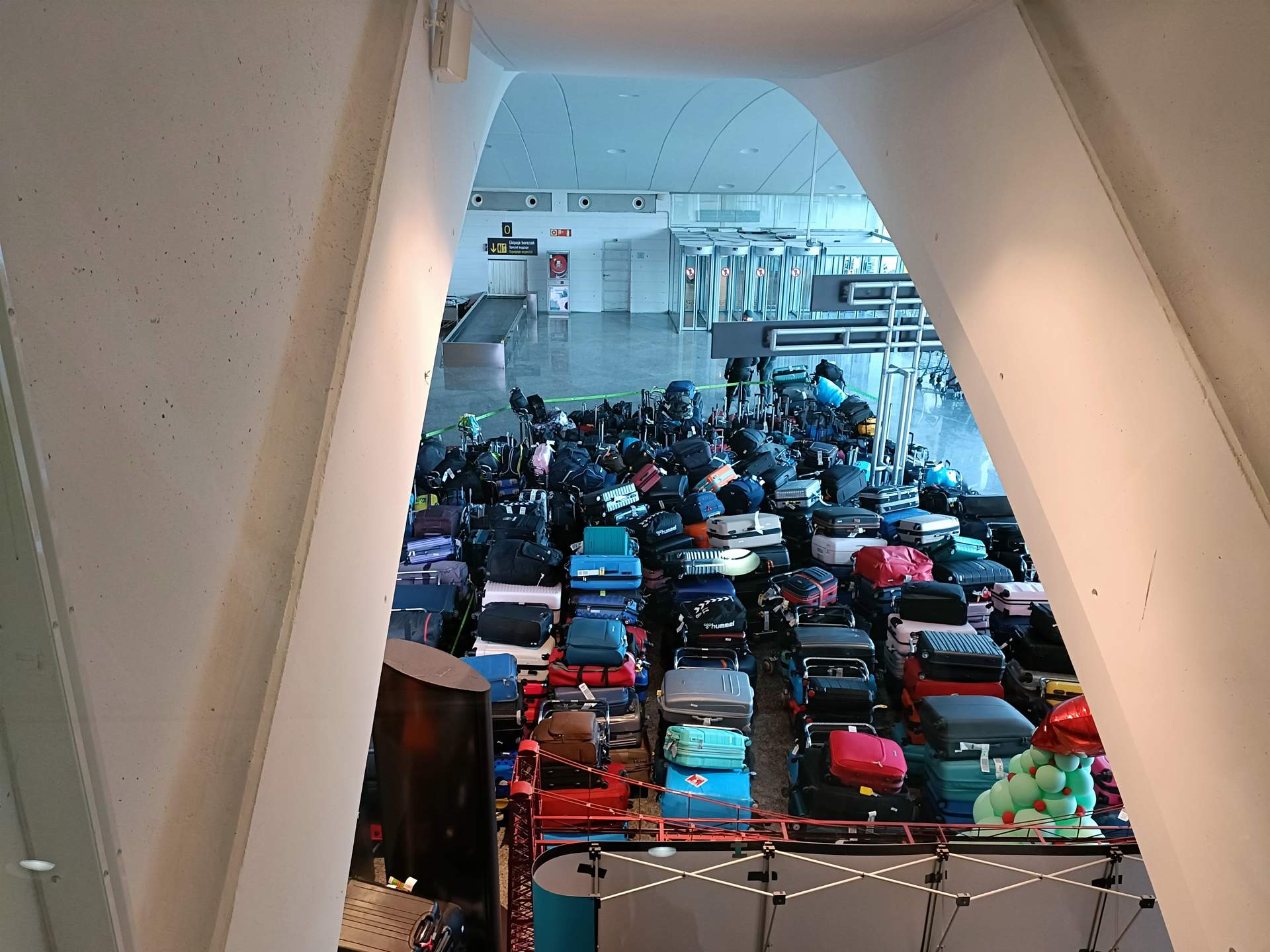 El aeropuerto de Loiu vuelve a la normalidad tras la huelga, todavía con maletas por devolver a sus dueños