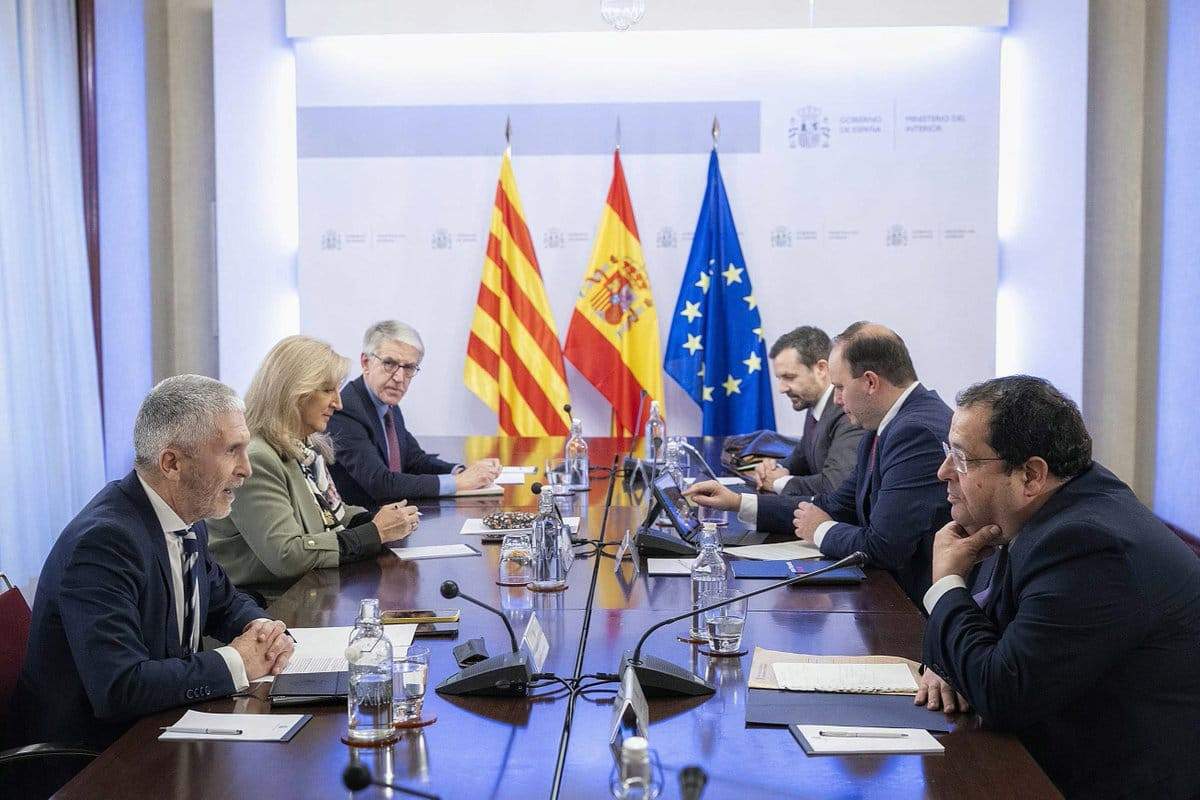 Marlaska y el conseller catalán de Interior abordan la escolta de Puigdemont y acuerdan una Junta de Seguridad
