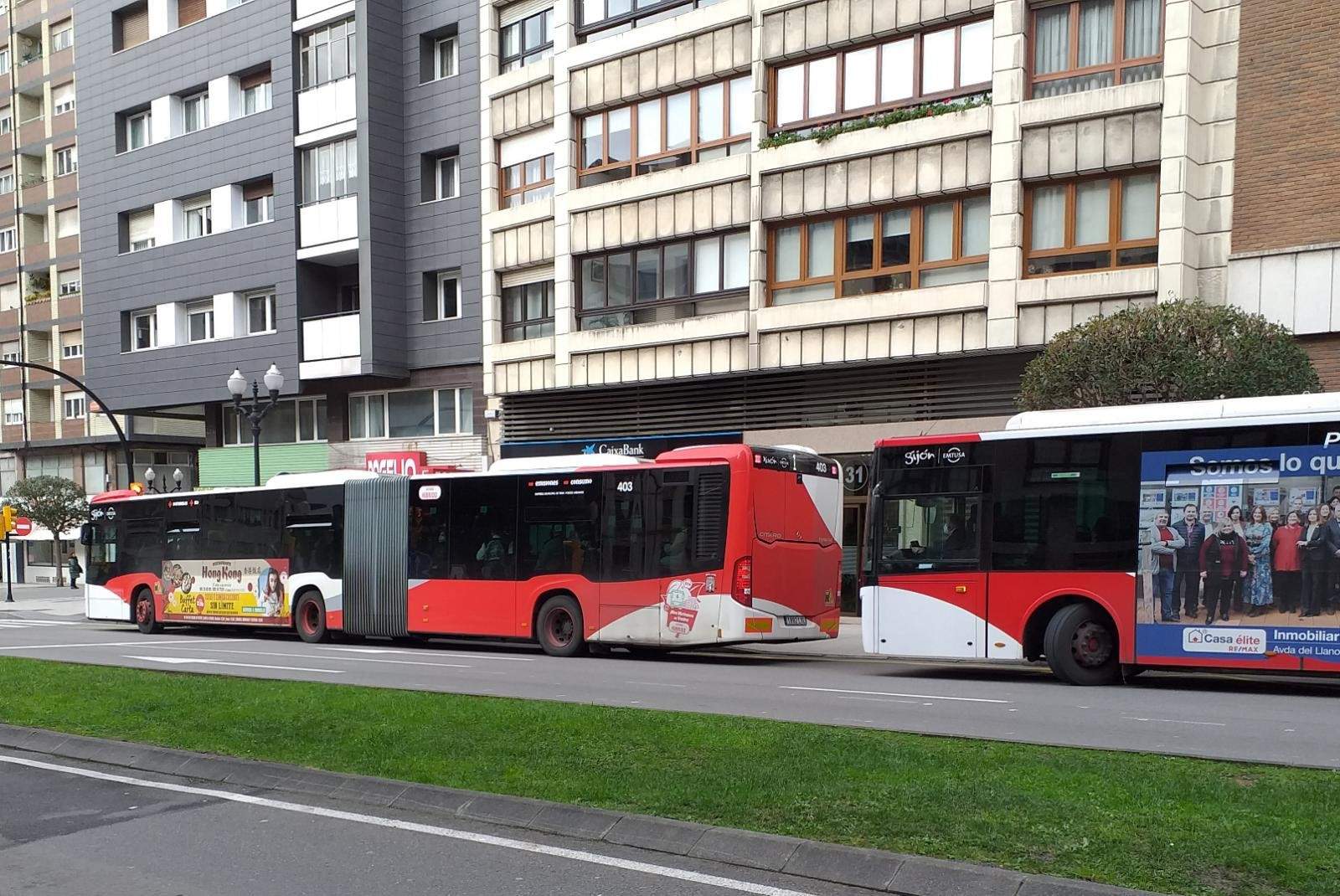 Un conductor de autobús en Gijón entrega 1.400 euros a una mujer de 85 años que los había dejado olvidados