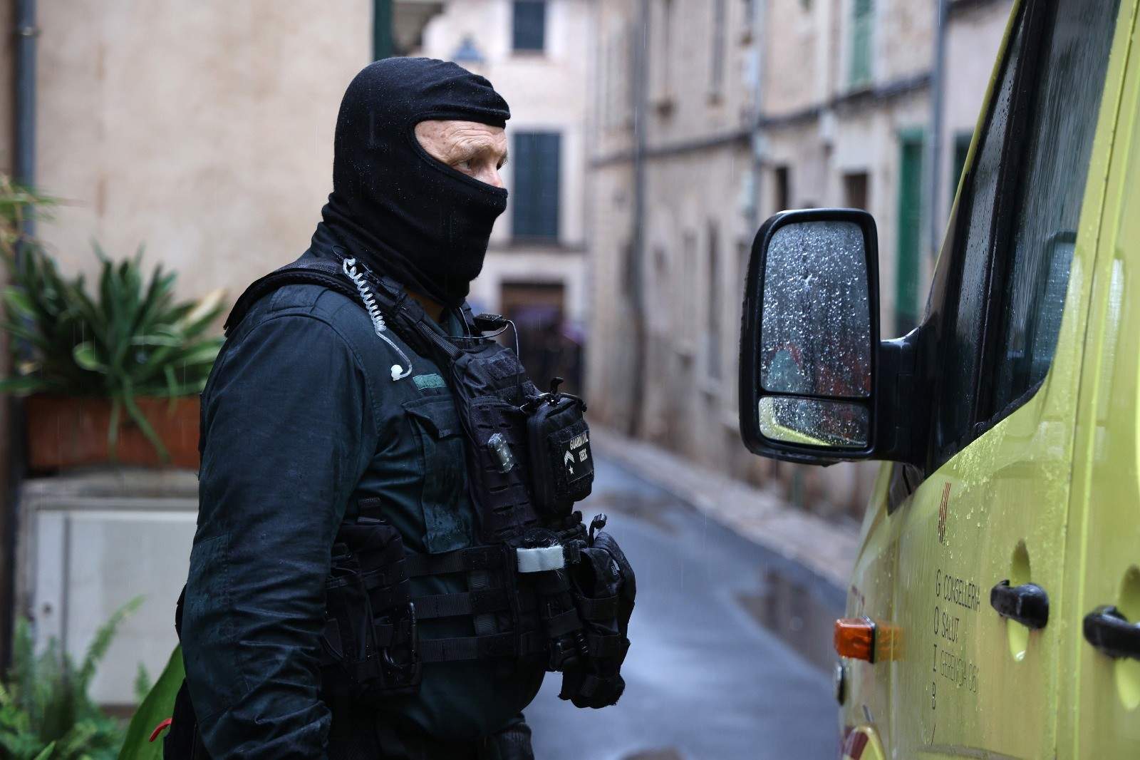 Detenido el hombre atrincherado en su casa de Sóller (Mallorca) armado con un cuchillo y dos ballestas