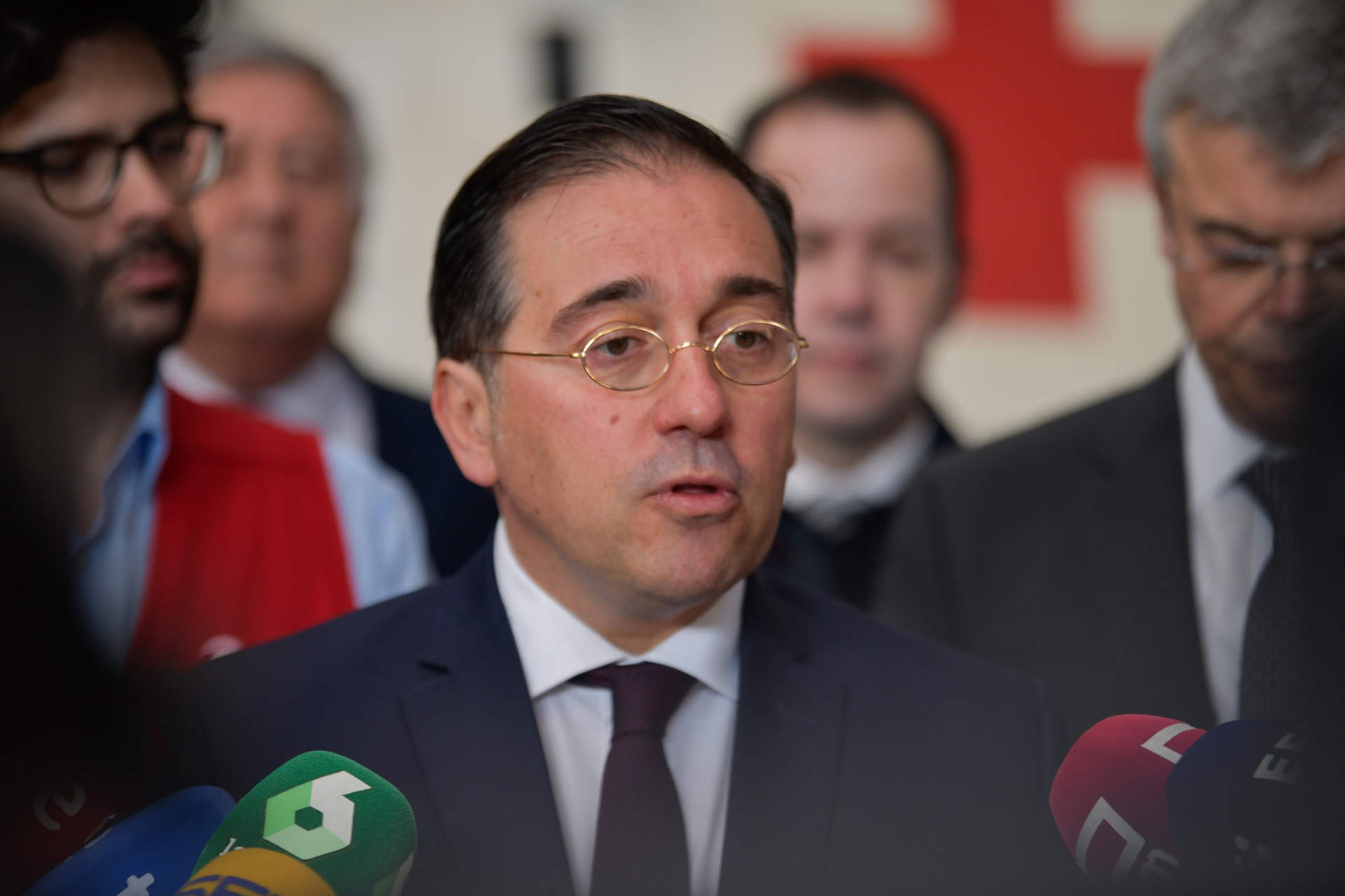 Albares niega que la permisión del pasaporte de Kosovo en España sea fruto de una negociación con Junts: 