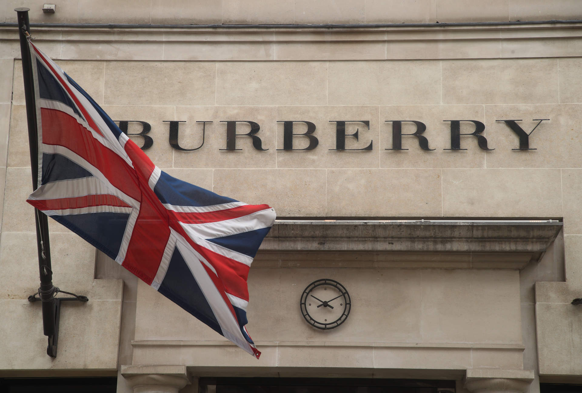 Burberry se desploma en la Bolsa de Londres tras rebajar sus previsiones