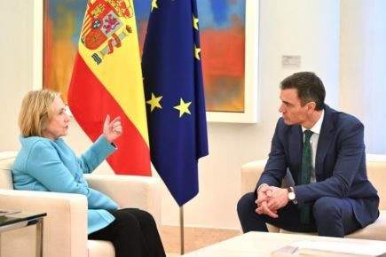 Sánchez recibe en el Palacio de la Moncloa a Hillary Clinton, el segundo encuentro en menos de un año