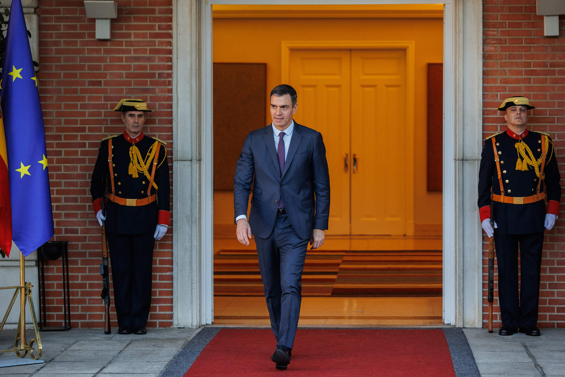 El presidente del Gobierno, Pedro Sánchez, antes de recibir al primer ministro de la República de Albania, Edi Rama, en el Palacio de la Moncloa.