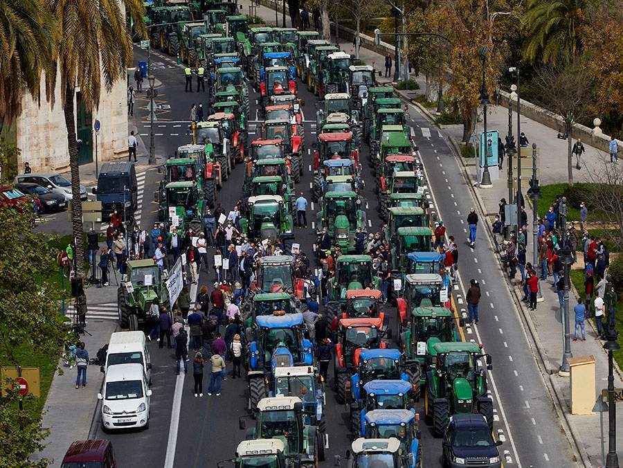 Tractorada De Los Agricultores Convocada Por AVA.