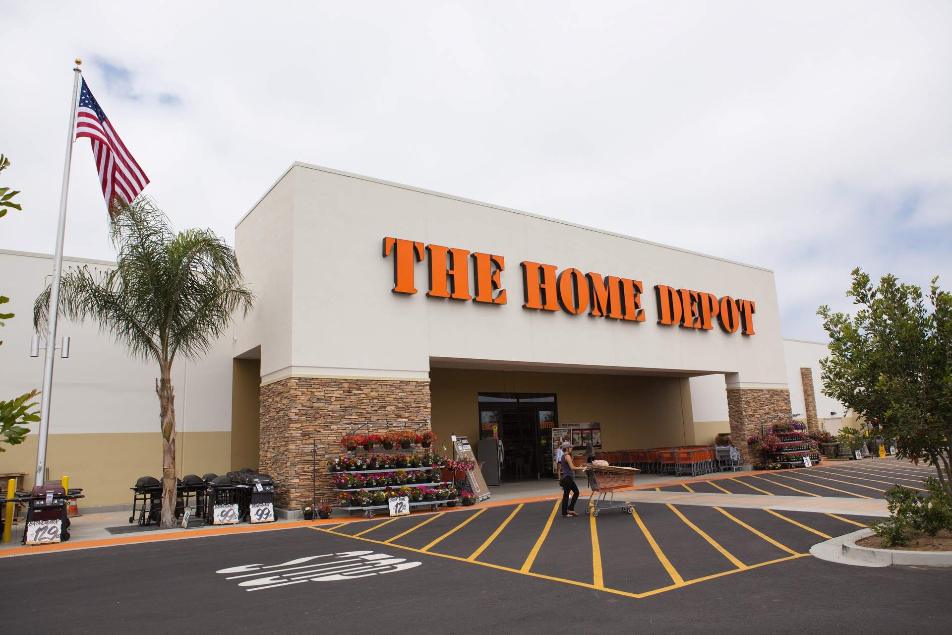 The Home Depot gana 14.017 millones de euros en su año fiscal 2023, un 11,5% menos, pero mejora el dividendo