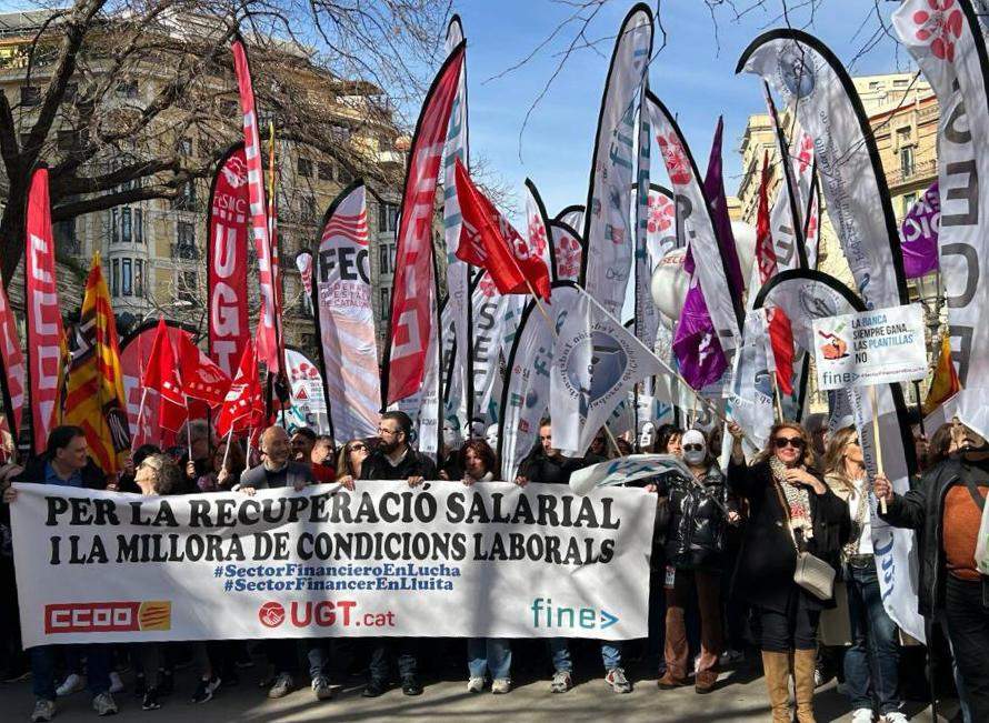 Más de 3.500 empleados de banca se concentran en Barcelona, Sevilla y Valencia para exigir mejoras laborales