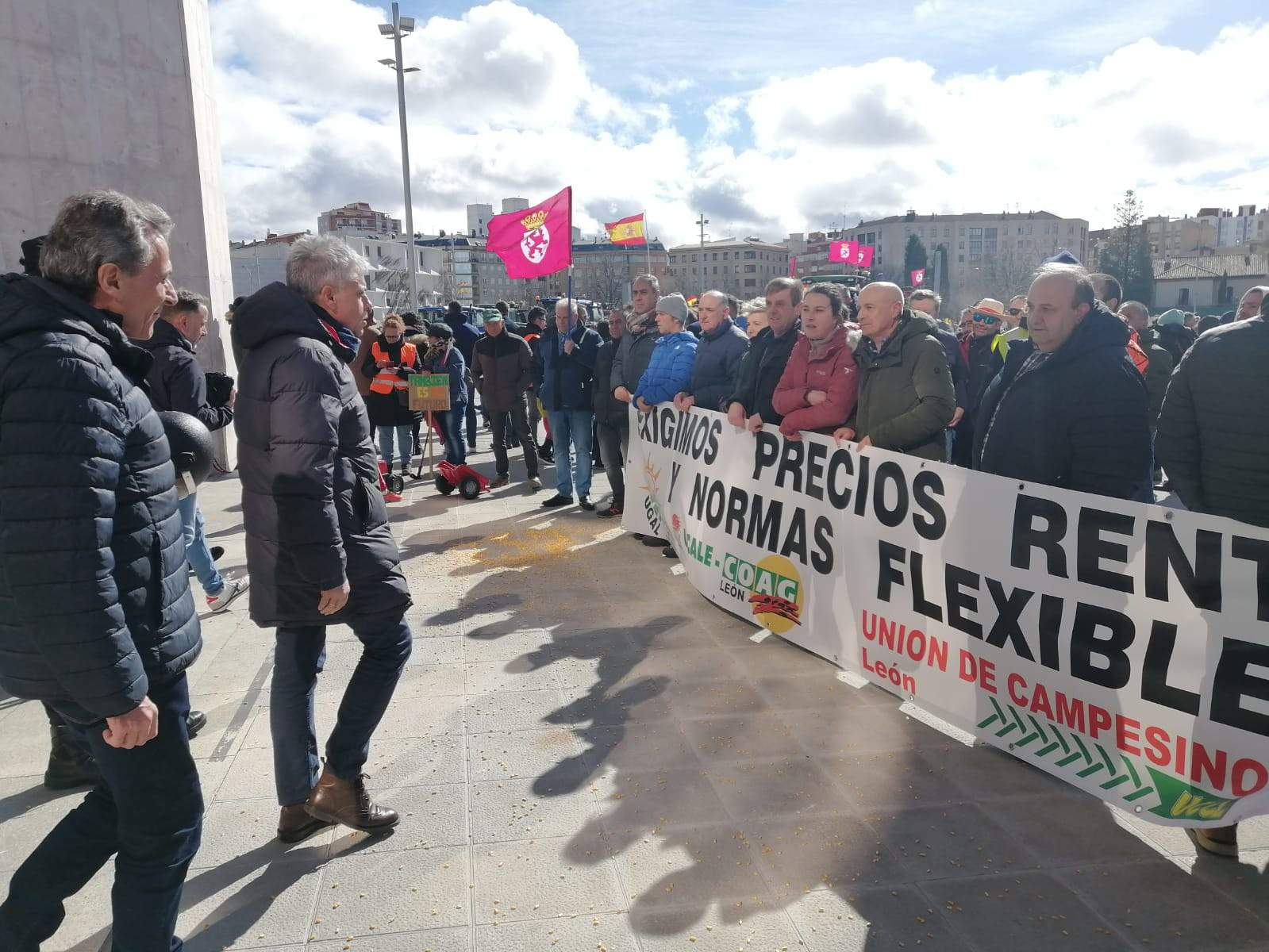 Unos 200 tractores y 1.000 personas apoyan en León la primera protesta agraria convocada por las Opas