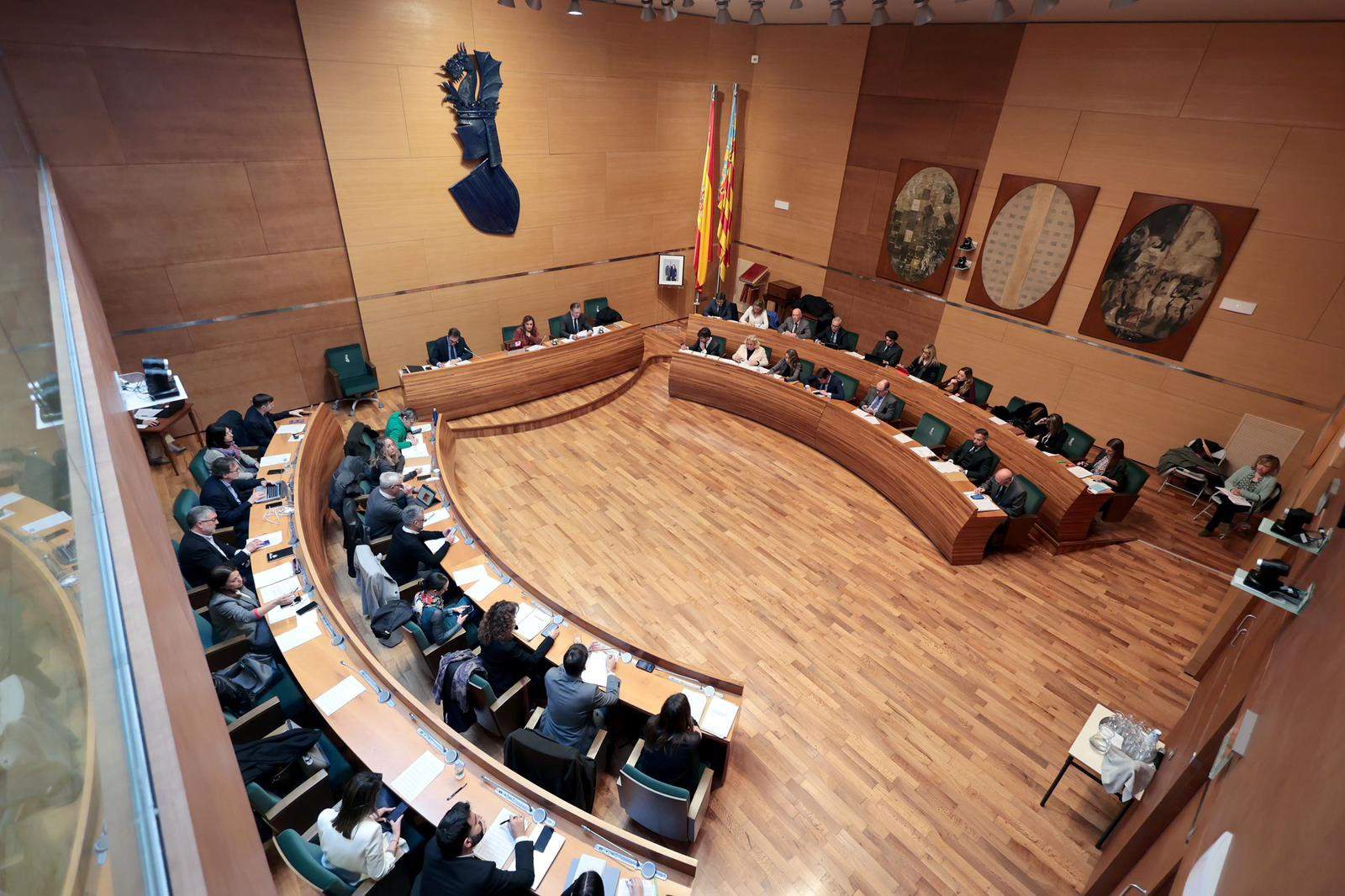 El Ayuntamiento de Valencia reconoce la labor de servicios de extinción, rescate y atención a los afectados