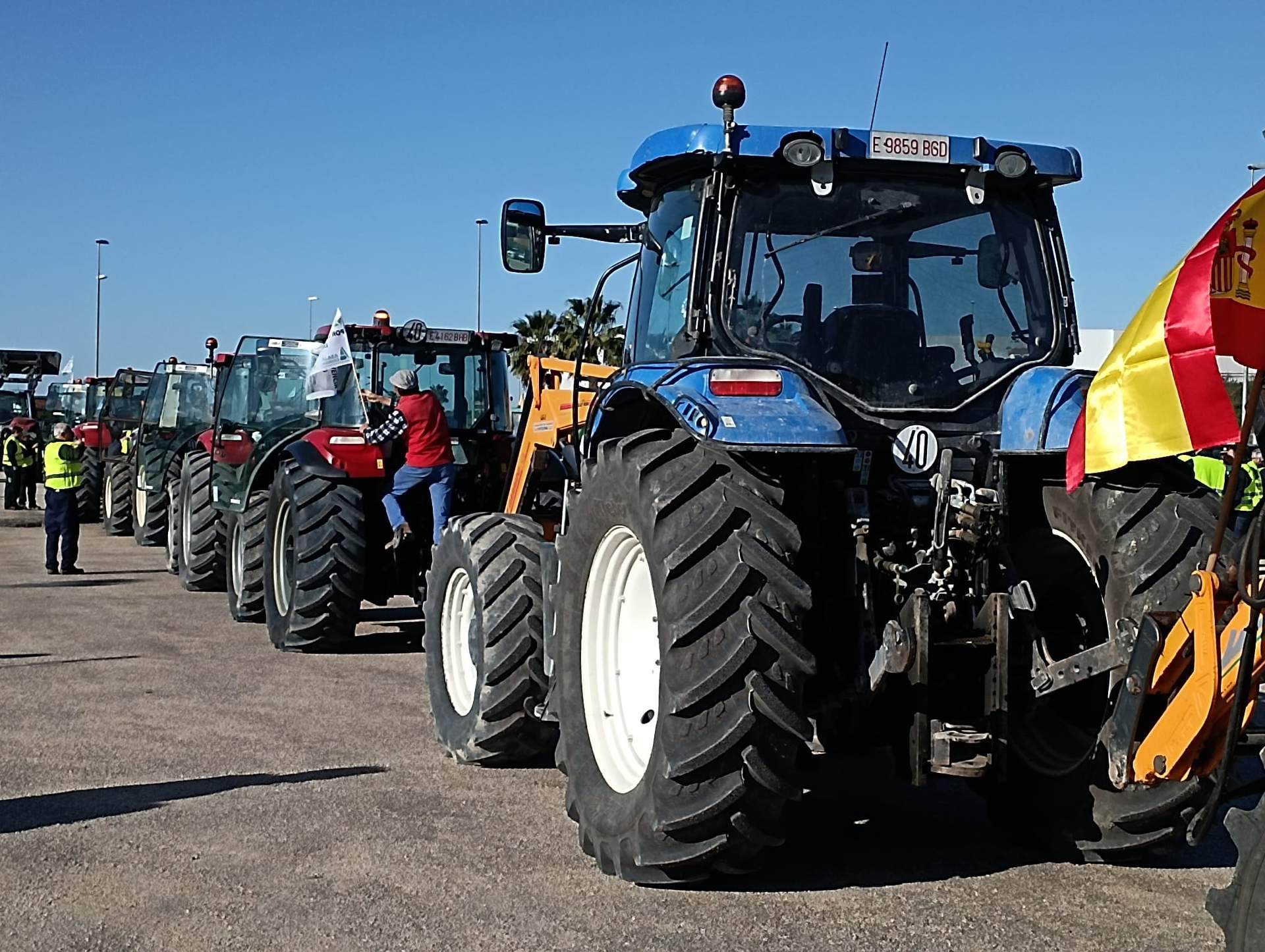 Más de 140 tractores y vehículos de agricultores y ganaderos cortan la A-45 en Lucena (Córdoba)