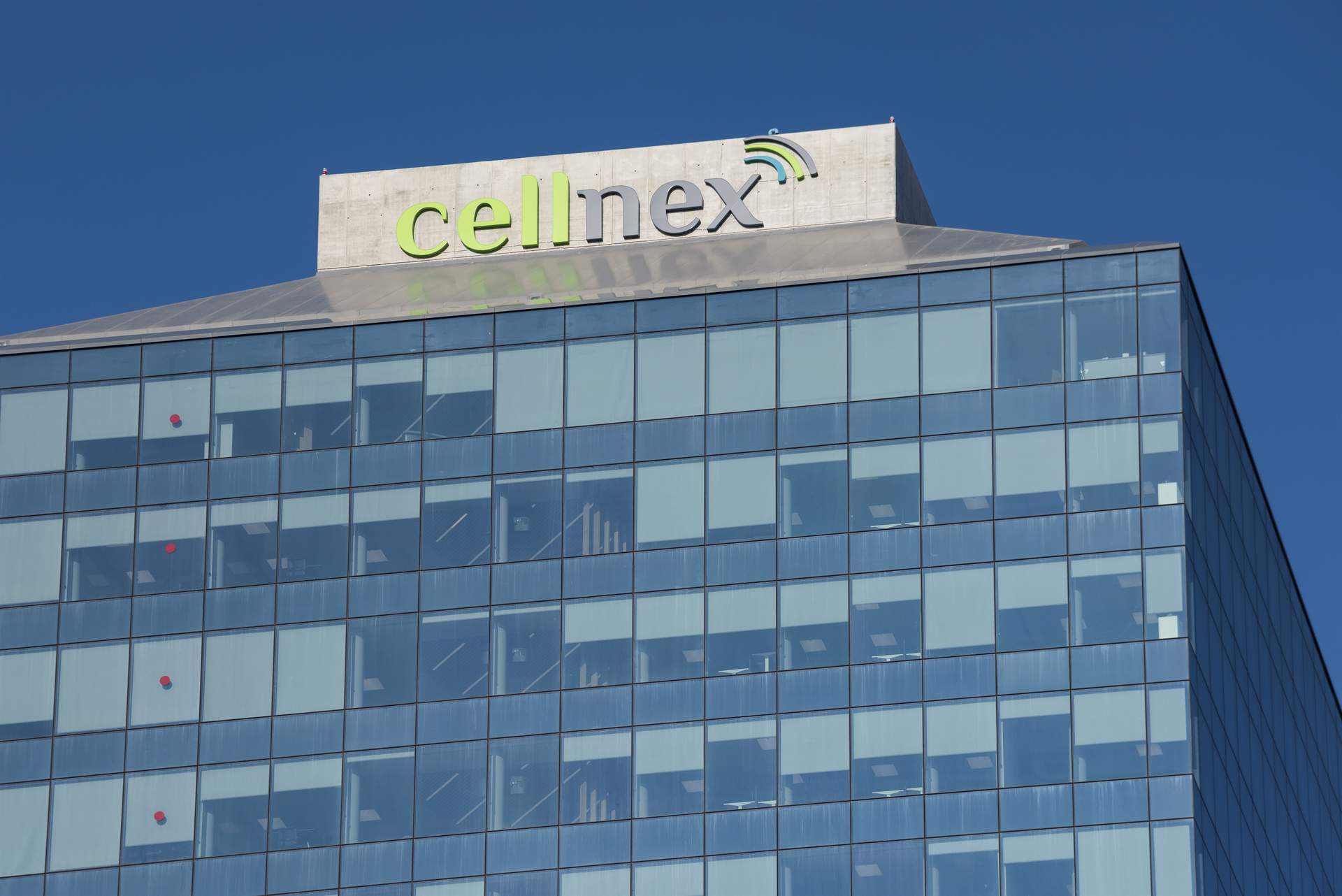 Cellnex pierde 297 millones en 2023, lo mismo que un año antes, pero eleva un 16% sus ingresos