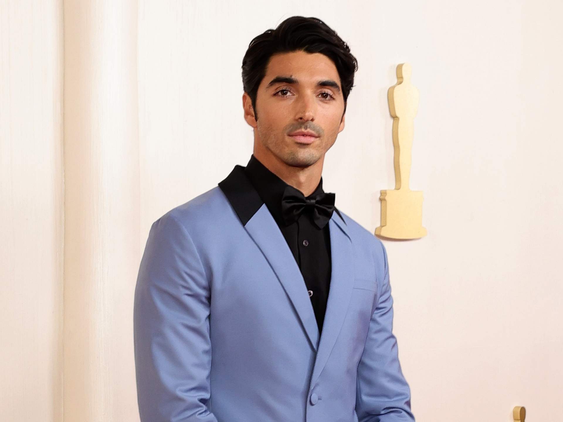Taylor Zakhar Perez conquista los Oscar con su traje azul