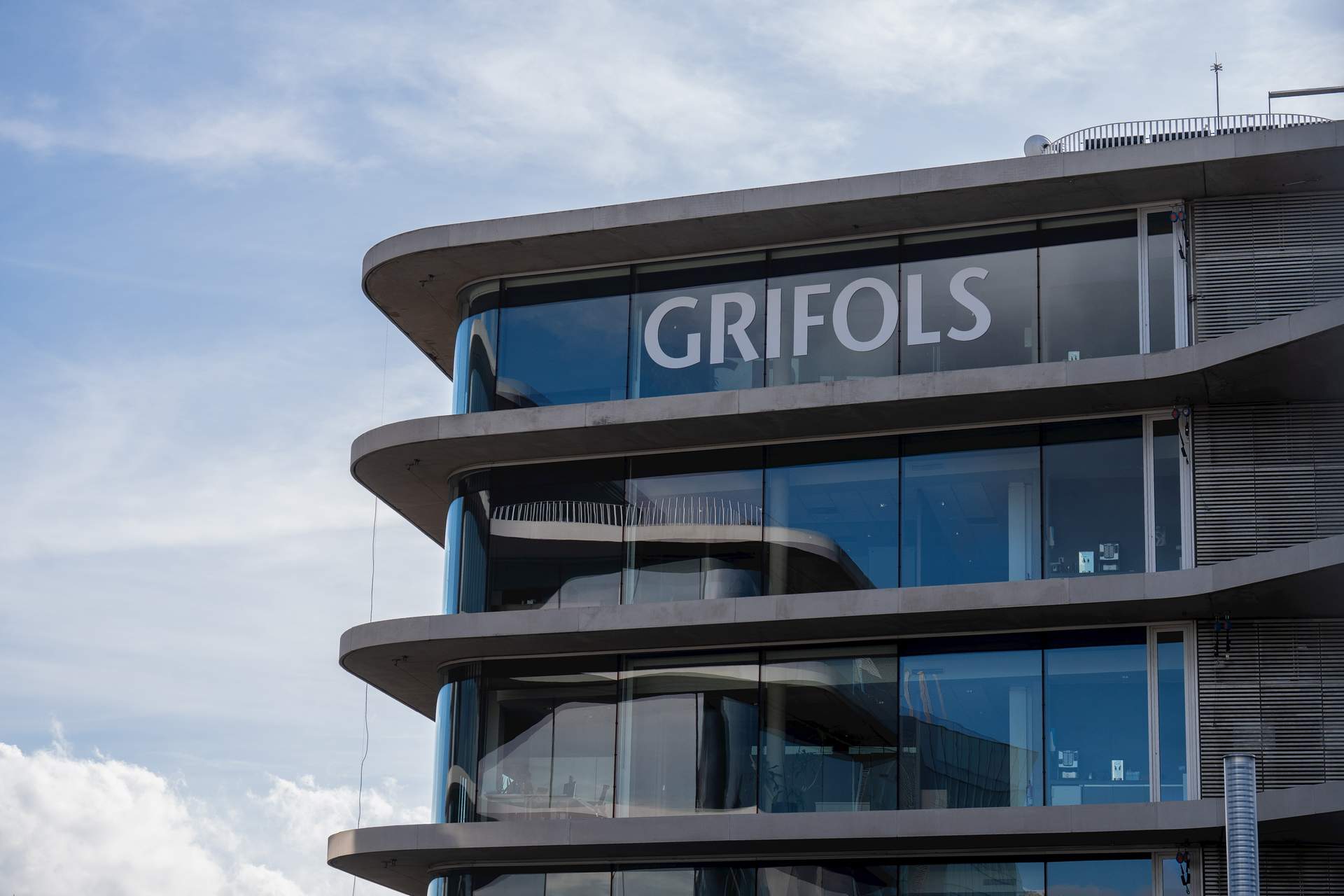 Grifols se dispara más de un 10%, con sus acciones a 9 euros y los bajistas elevando posiciones