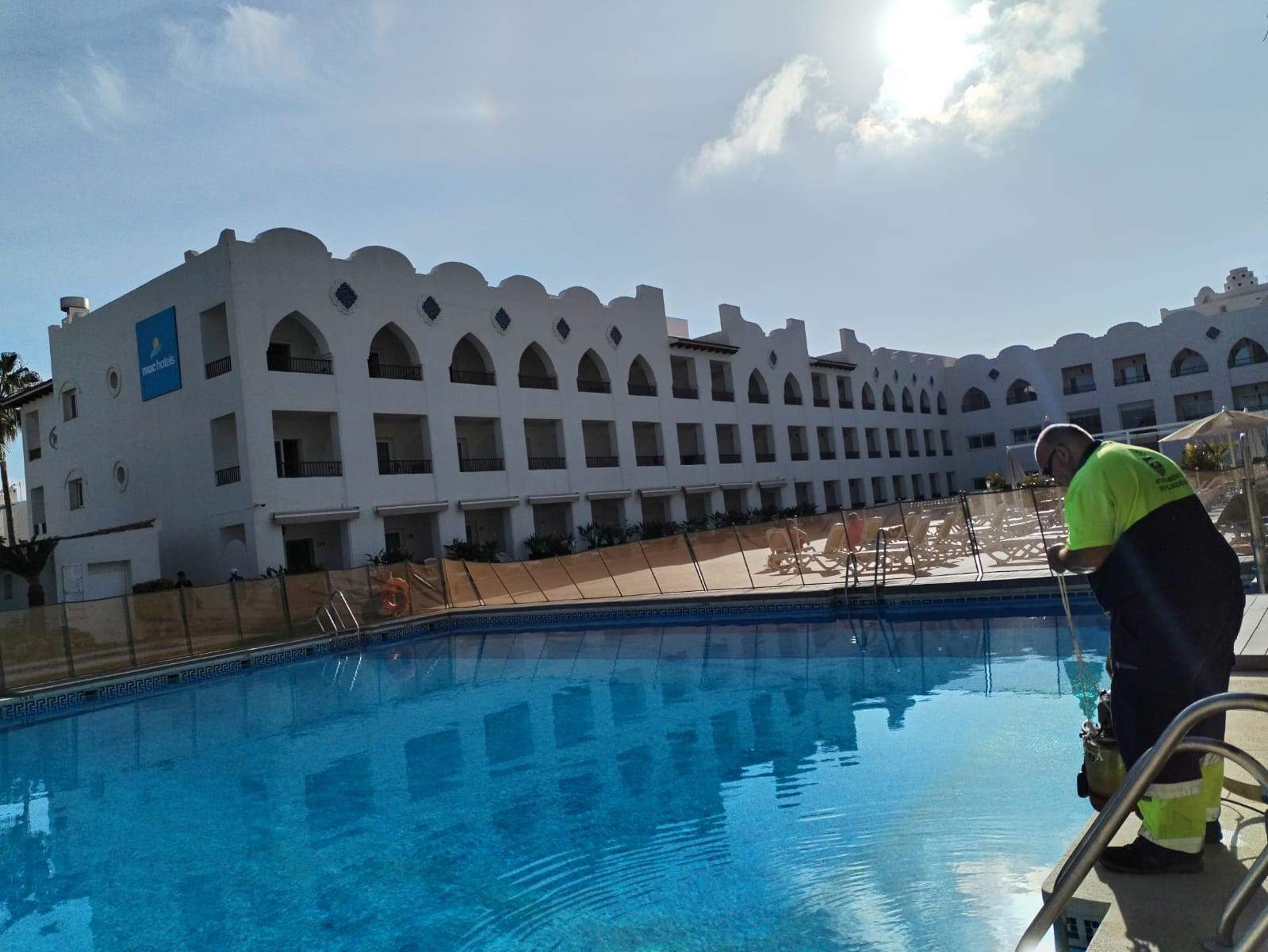 Benalmádena (Málaga) recibe 320.000 litros más de agua de otro hotel y una comunidad tras el vaciado de su piscina