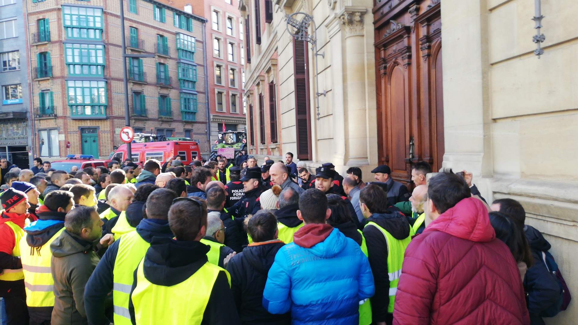 Parlamento Navarra no logra consensuar un texto de condena al intento de asalto a la sede de la Cámara por agricultores