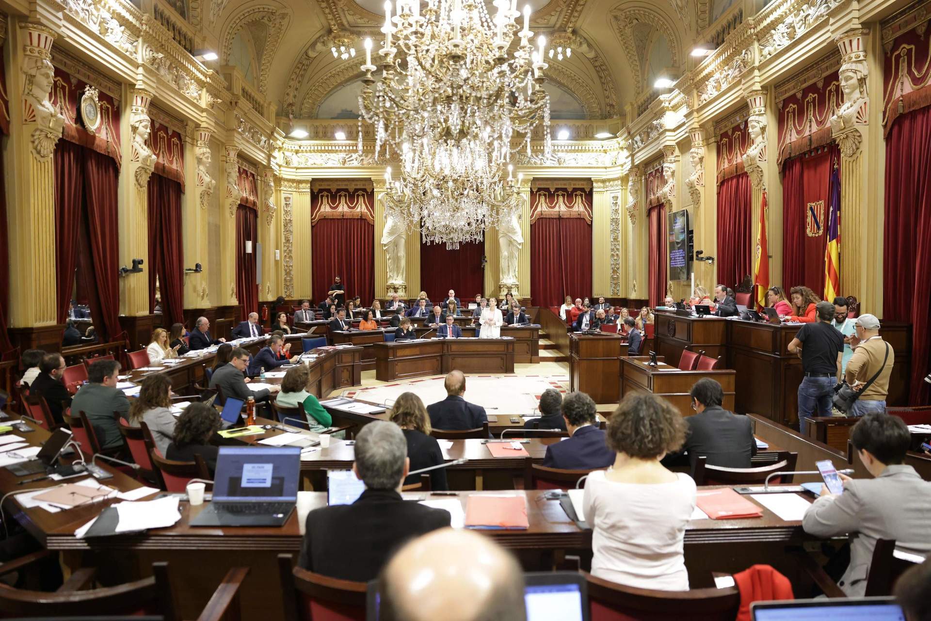 El Parlamento balear aprueba con la abstención del PSOE crear una comisión sobre la venta de mascarillas