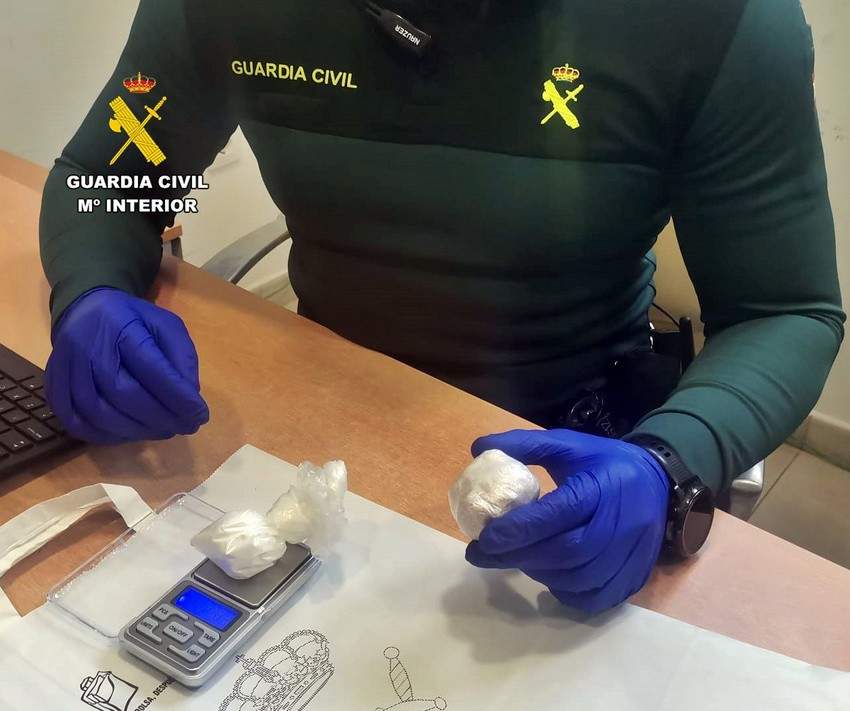 Detenido un vecino de Almendralejo cuando conducía sin carné transportando 600 dosis de cocaína y heroína