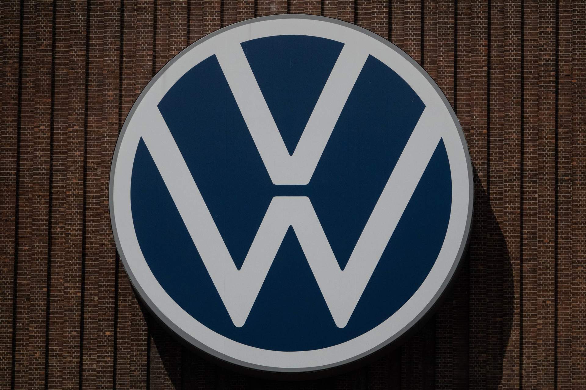 Volkswagen y Envision, los grupos que mas ayudas recibieron en 2023, según Civio