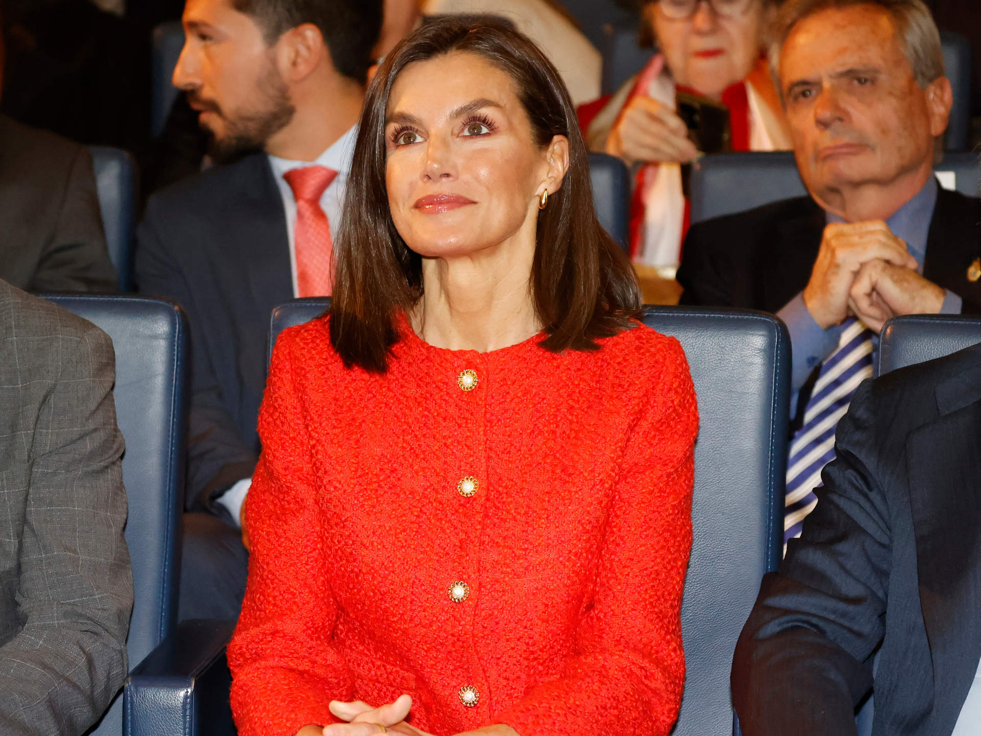 La Reina Letizia enamora con su último estreno, una chaqueta roja de tweed que es pura inspiración