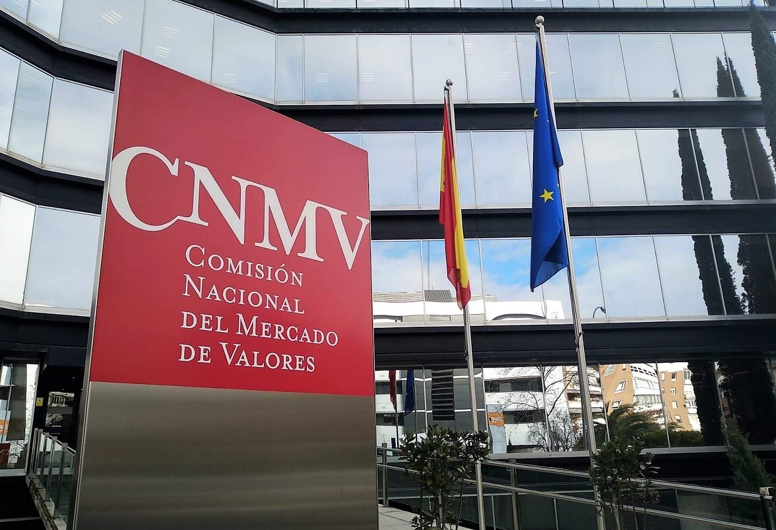 La CNMV advierte sobre 17 entidades no autorizadas para prestar servicios de inversión